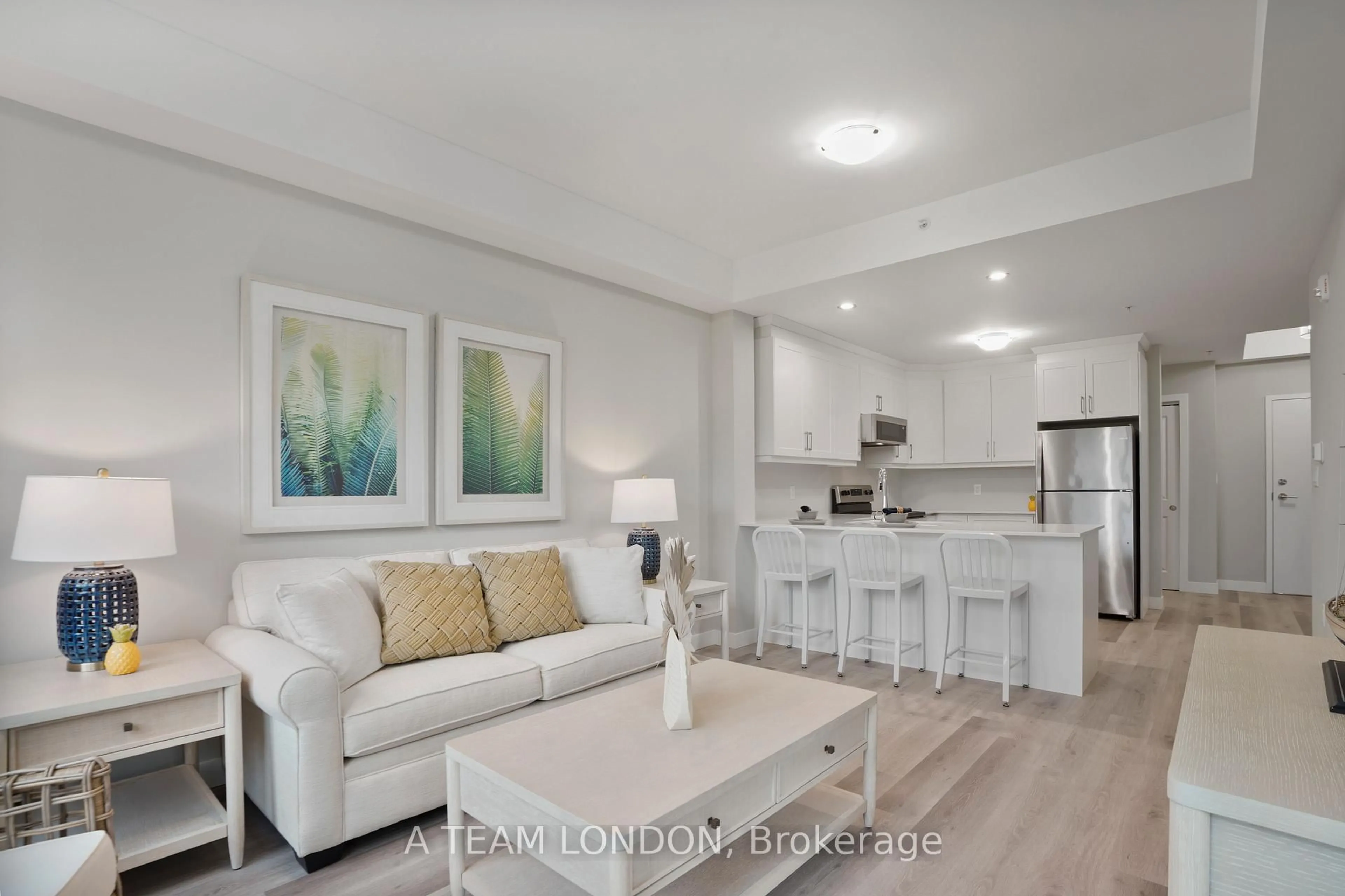 Living room with furniture, wood/laminate floor for 100 THE PROMENADE N/A #212, Central Elgin Ontario N5L 1C5