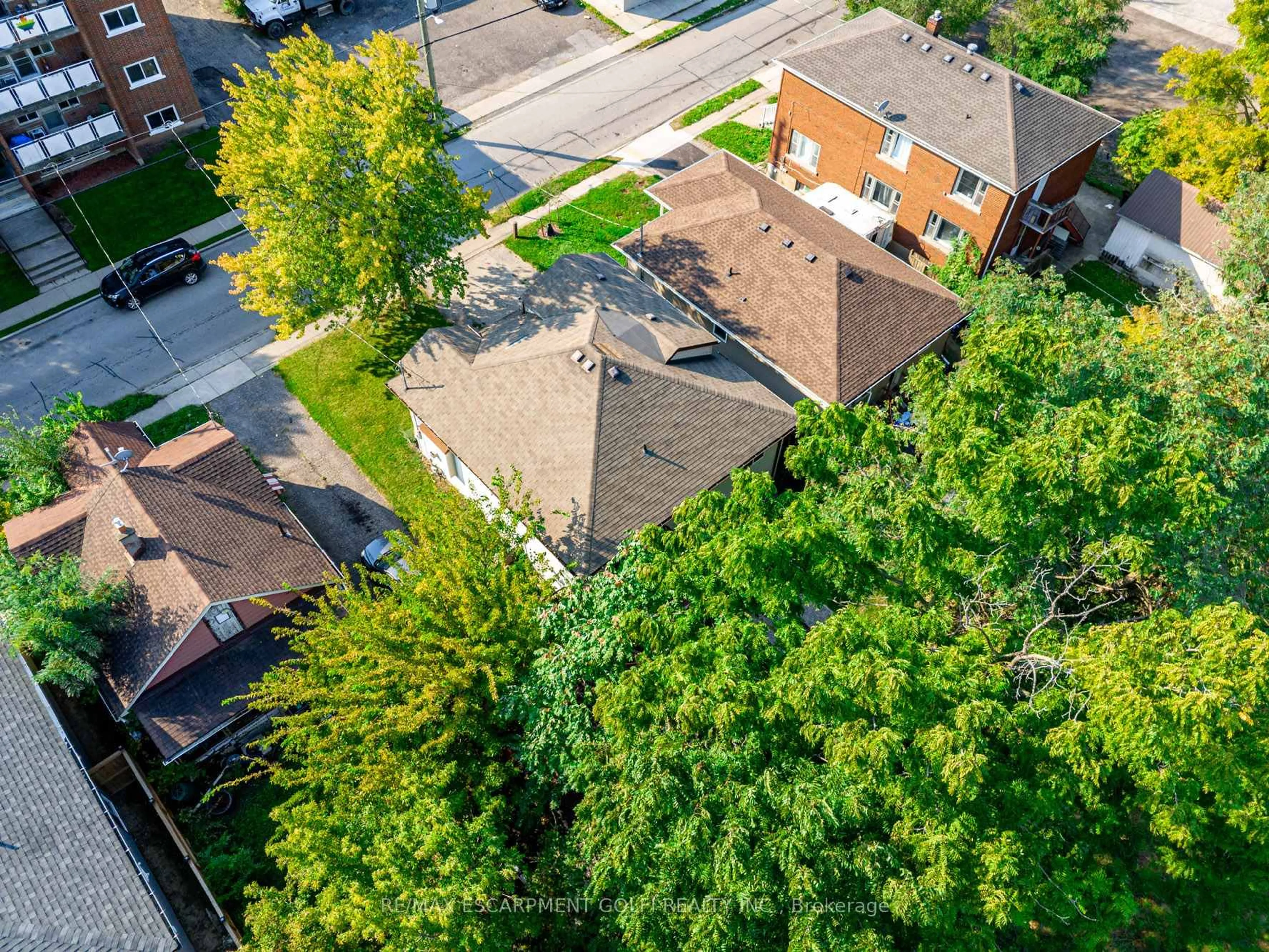 A pic from outside/outdoor area/front of a property/back of a property/a pic from drone, street for 35 Davidson St, St. Catharines Ontario L2R 2V3