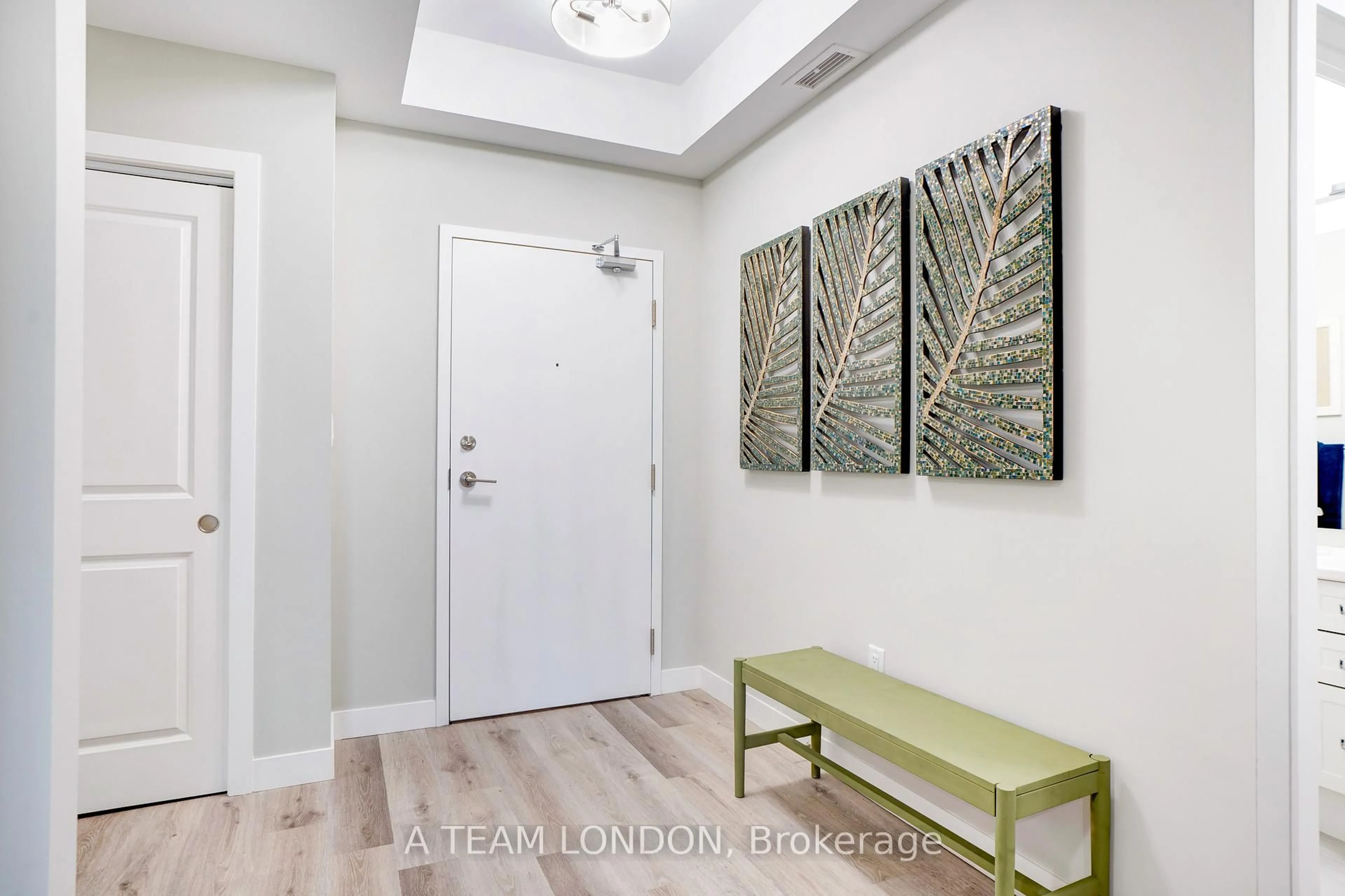 Indoor entryway for 100 THE PROMENADE #201, Central Elgin Ontario N5L 1C5