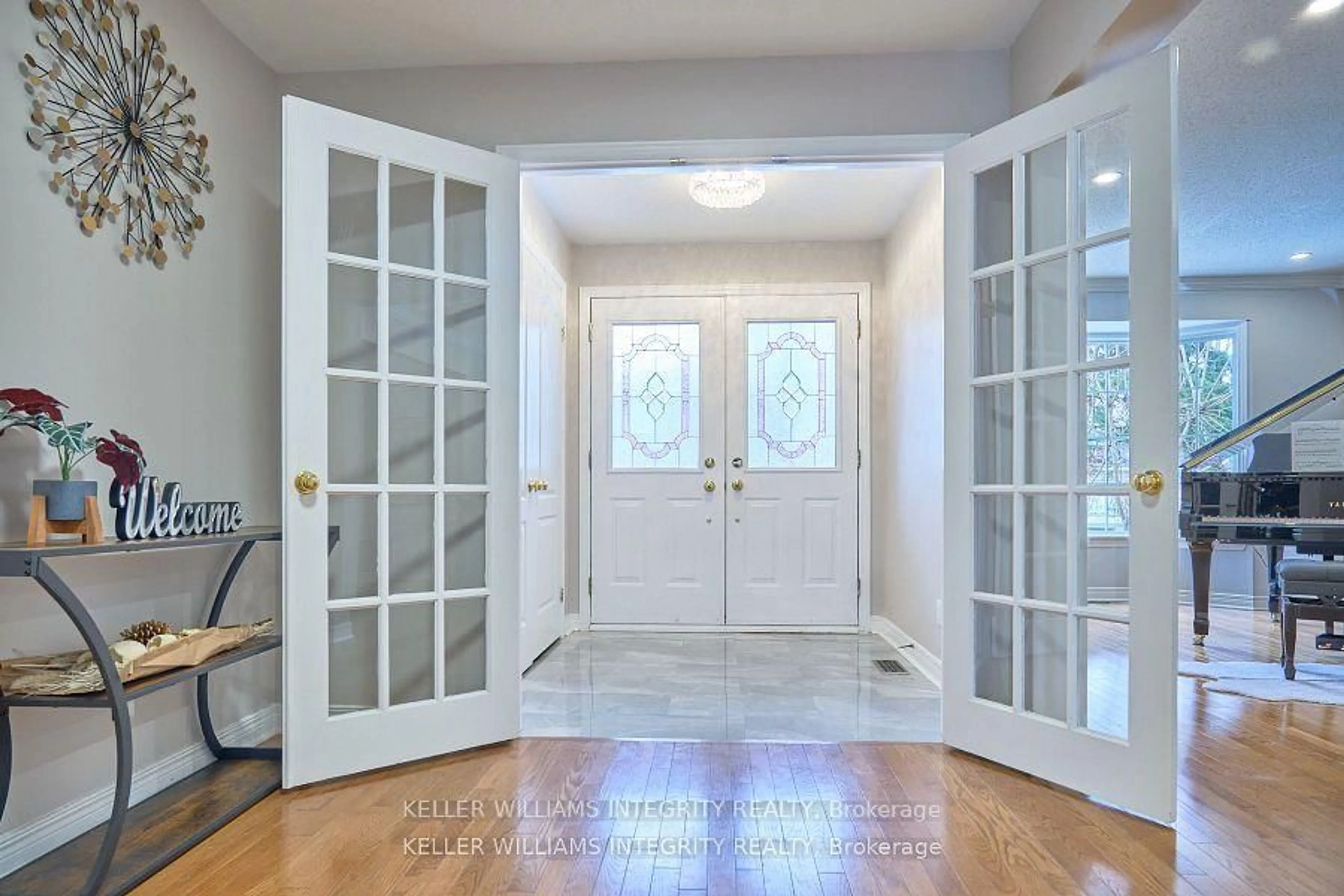 Indoor entryway for 9 Shannondoe Cres, Ottawa Ontario K2M 2C8