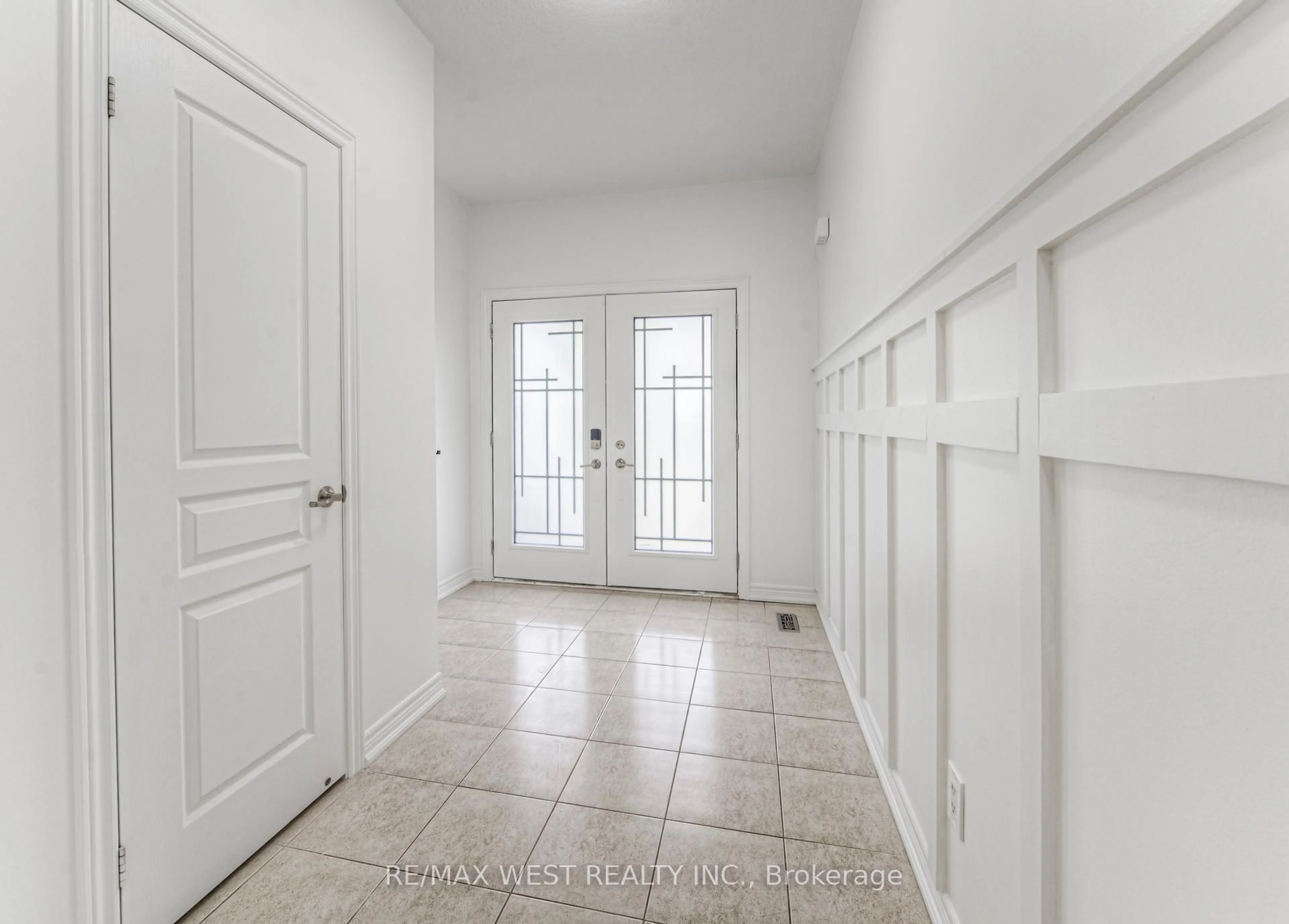 Indoor entryway for 57 Creek Ridge St, Kitchener Ontario N2R 0B6
