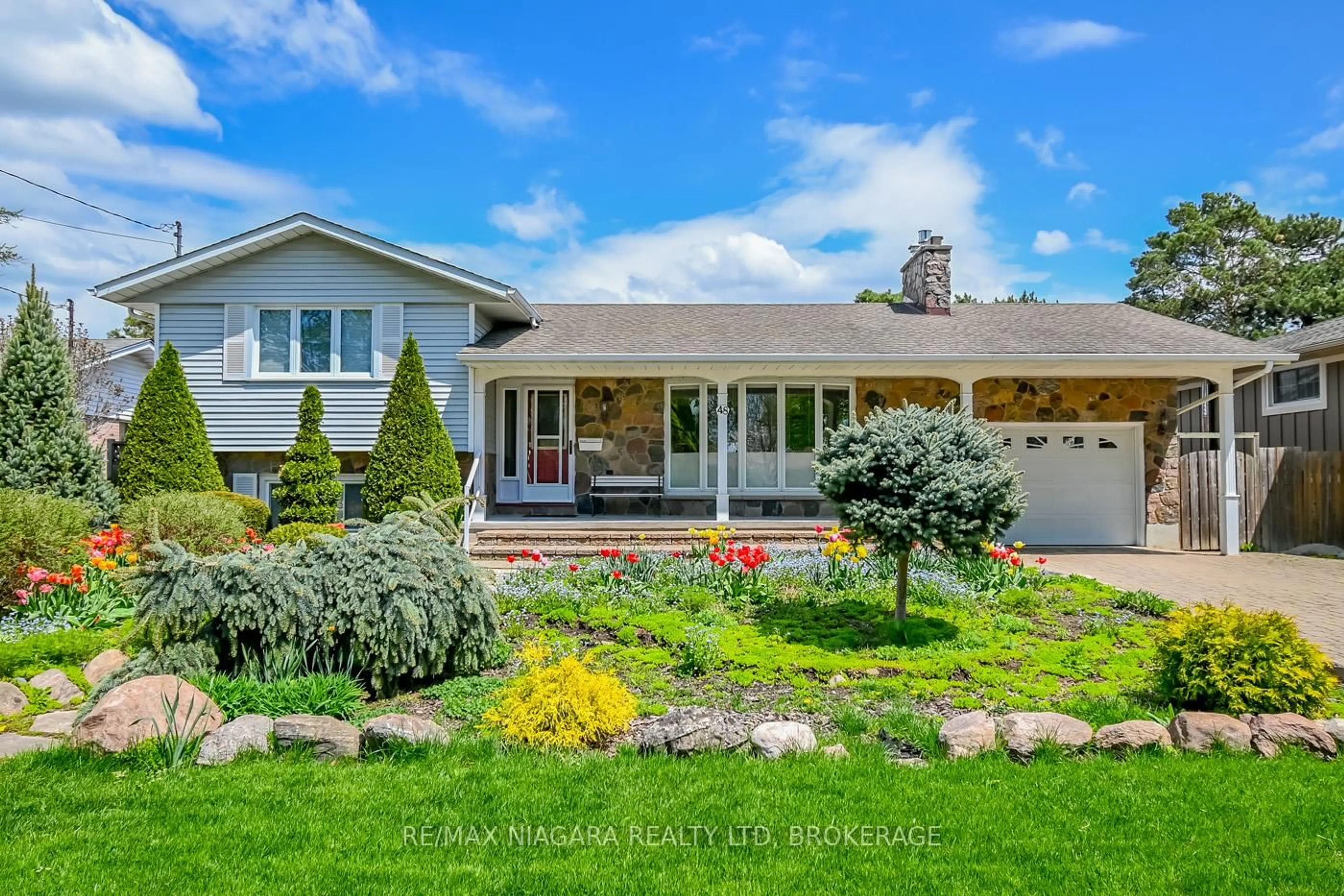 Home with vinyl exterior material, street for 48 Lockview Cres, St. Catharines Ontario L2M 2T3