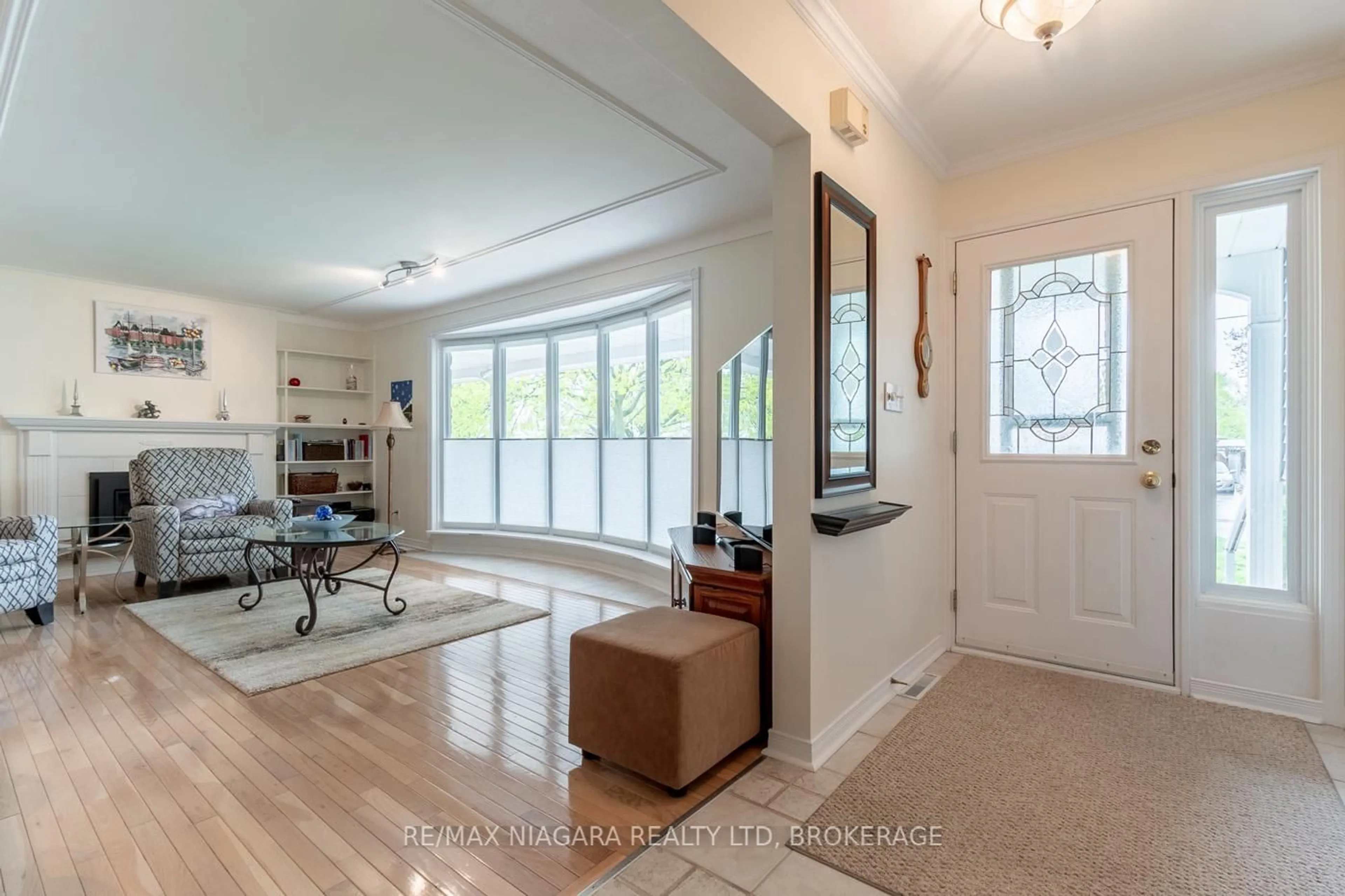 Indoor entryway for 48 Lockview Cres, St. Catharines Ontario L2M 2T3