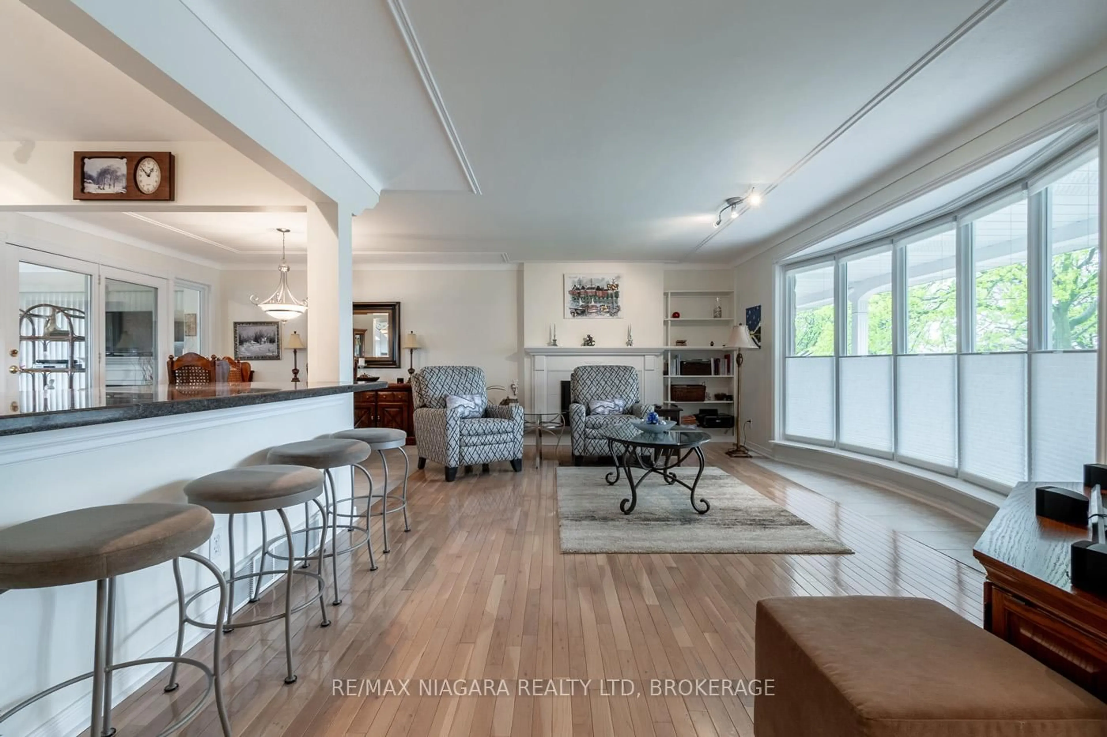 Living room with furniture, unknown for 48 Lockview Cres, St. Catharines Ontario L2M 2T3