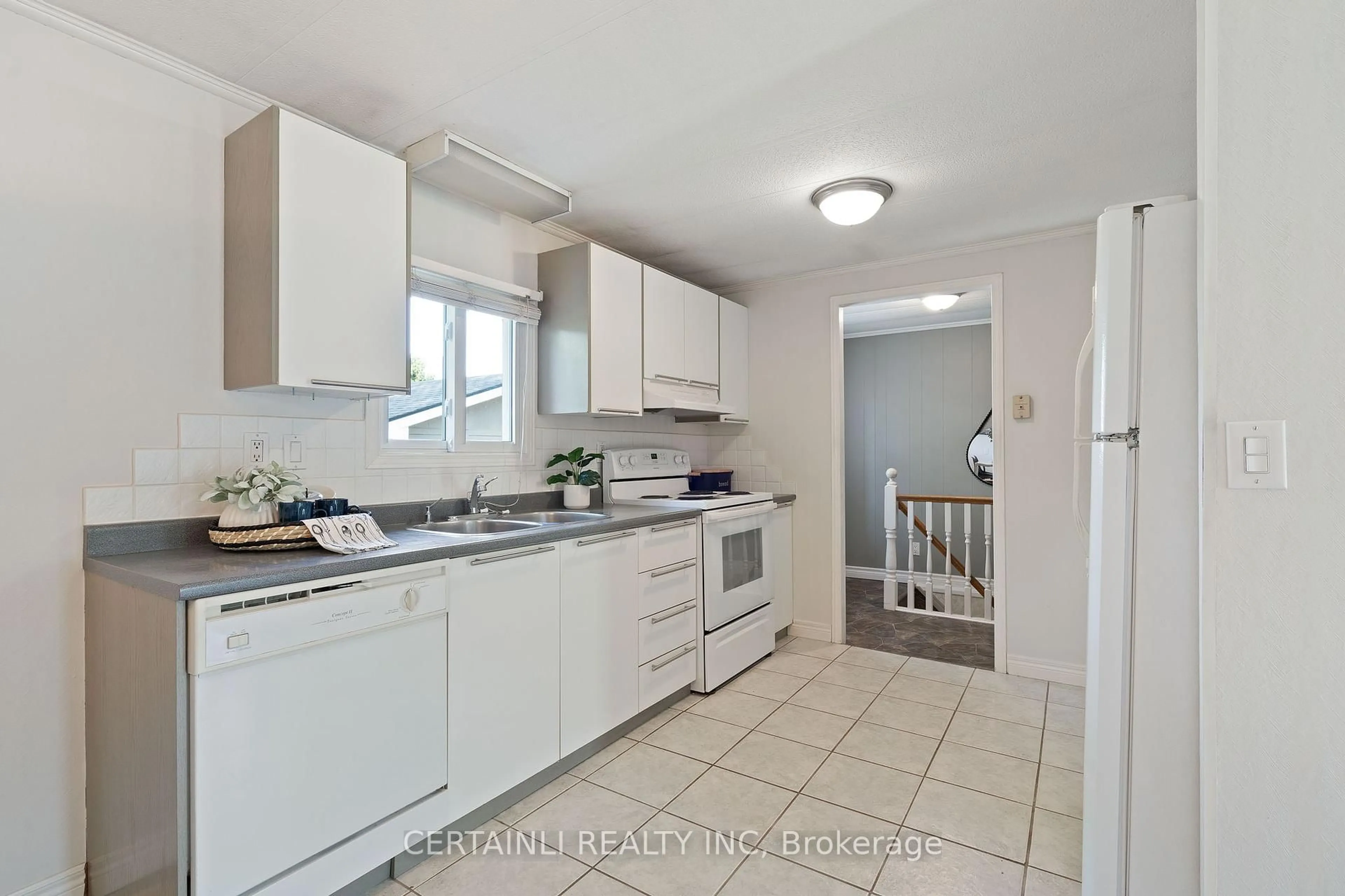 Standard kitchen, ceramic/tile floor for 114 Oak Ave, Strathroy Caradoc Ontario N7G 1H8