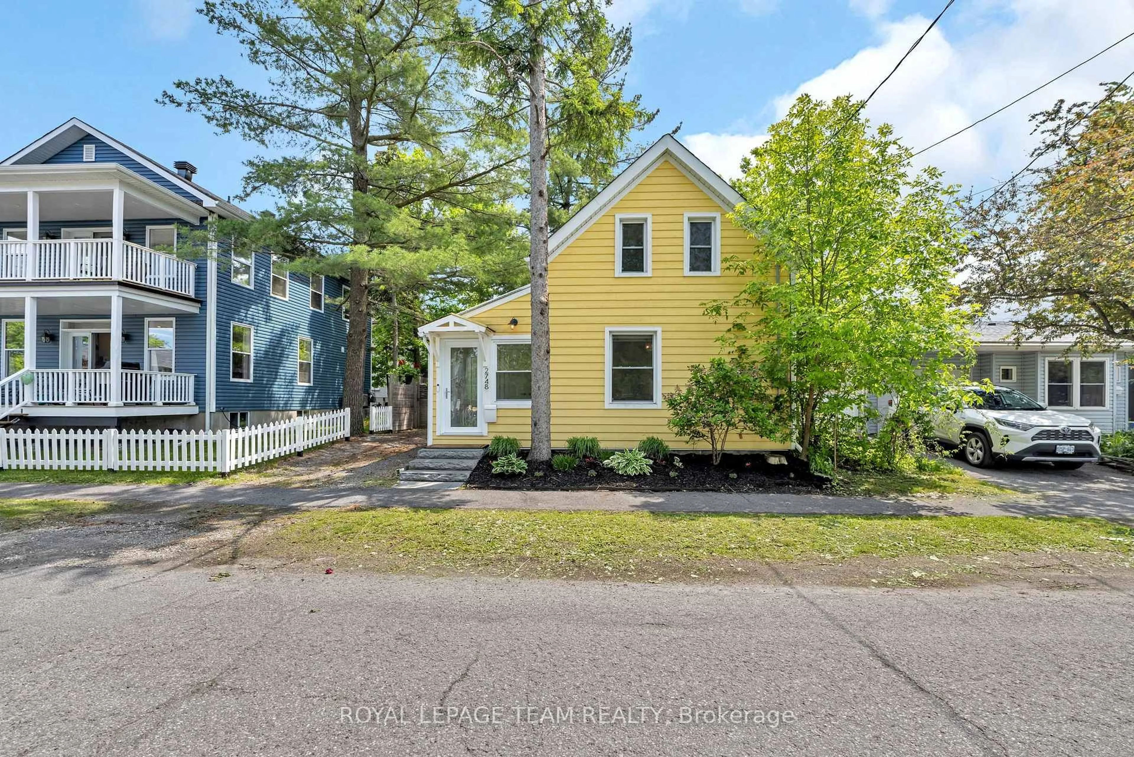 A pic from outside/outdoor area/front of a property/back of a property/a pic from drone, street for 2748 Rowatt St, Ottawa Ontario K2B 6N9