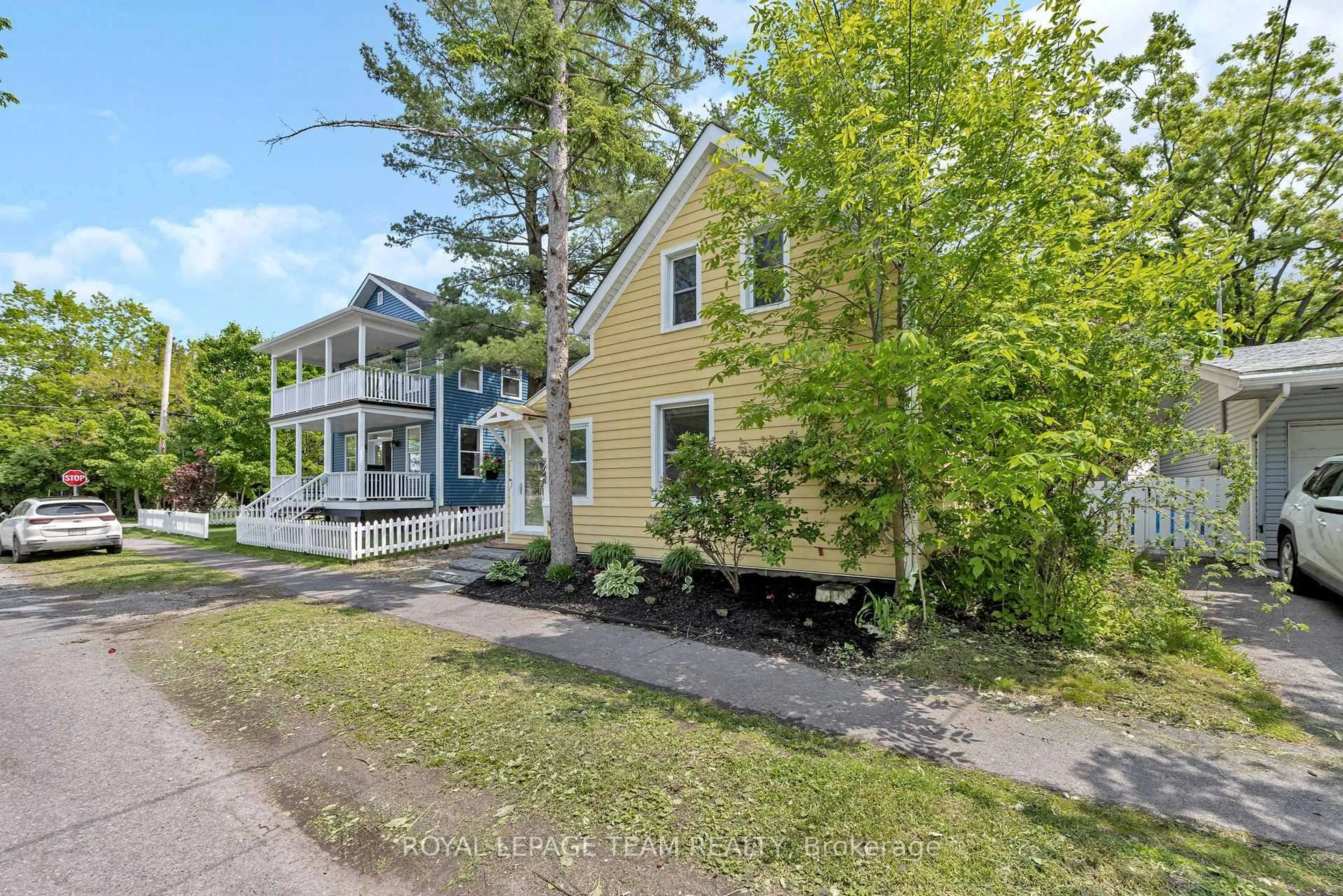 A pic from outside/outdoor area/front of a property/back of a property/a pic from drone, street for 2748 Rowatt St, Ottawa Ontario K2B 6N9