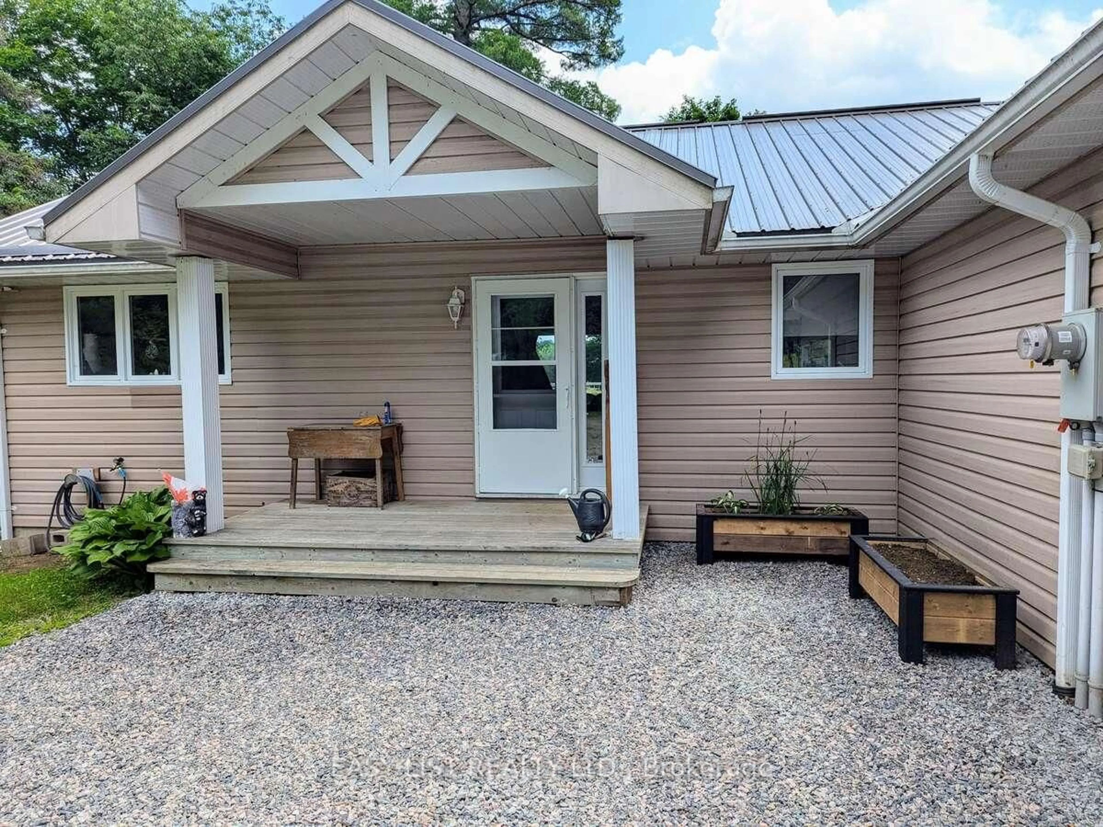 Home with vinyl exterior material, unknown for 15168 Hwy 118, Dysart et al Ontario K0M 1S0