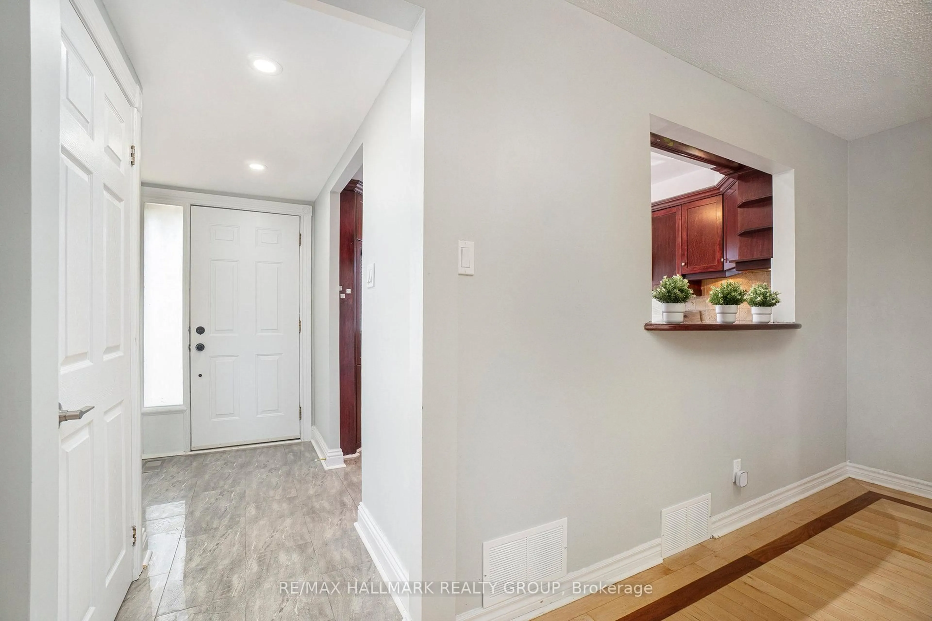 Indoor entryway for 54 Corley Private, Ottawa Ontario K1V 8T7