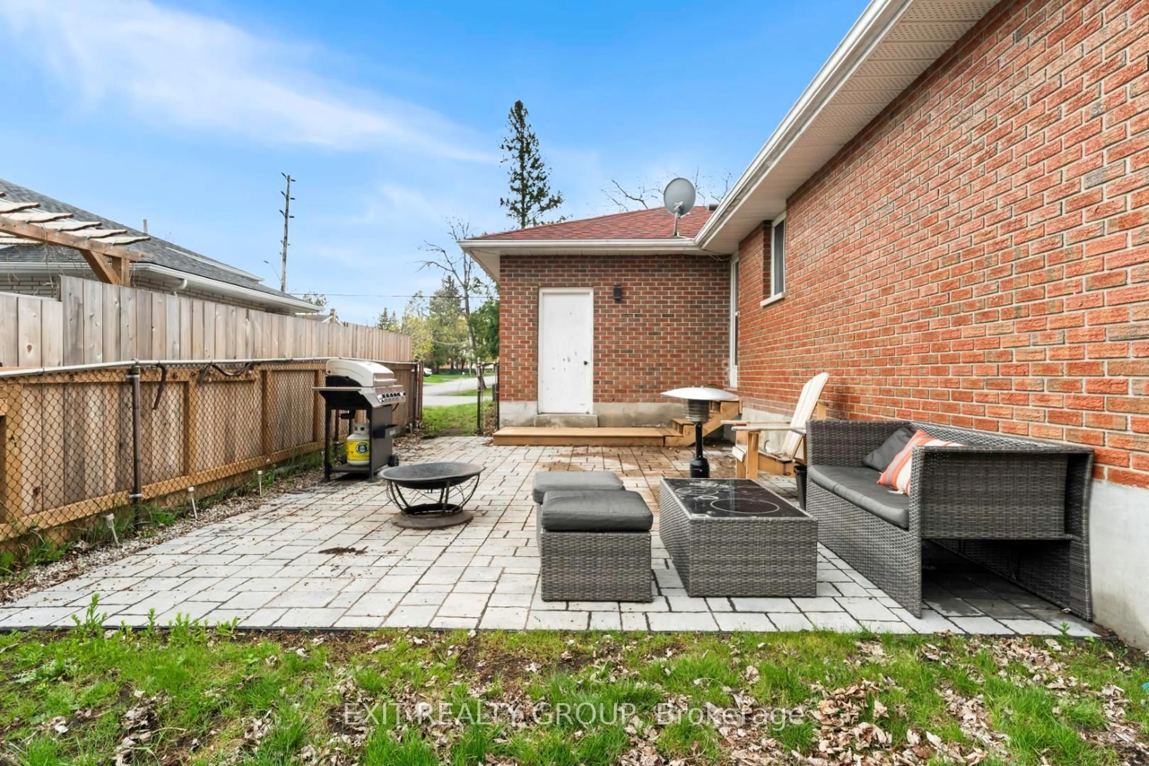 Patio, street for 94 Maple Dr, Belleville Ontario K8P 2R2