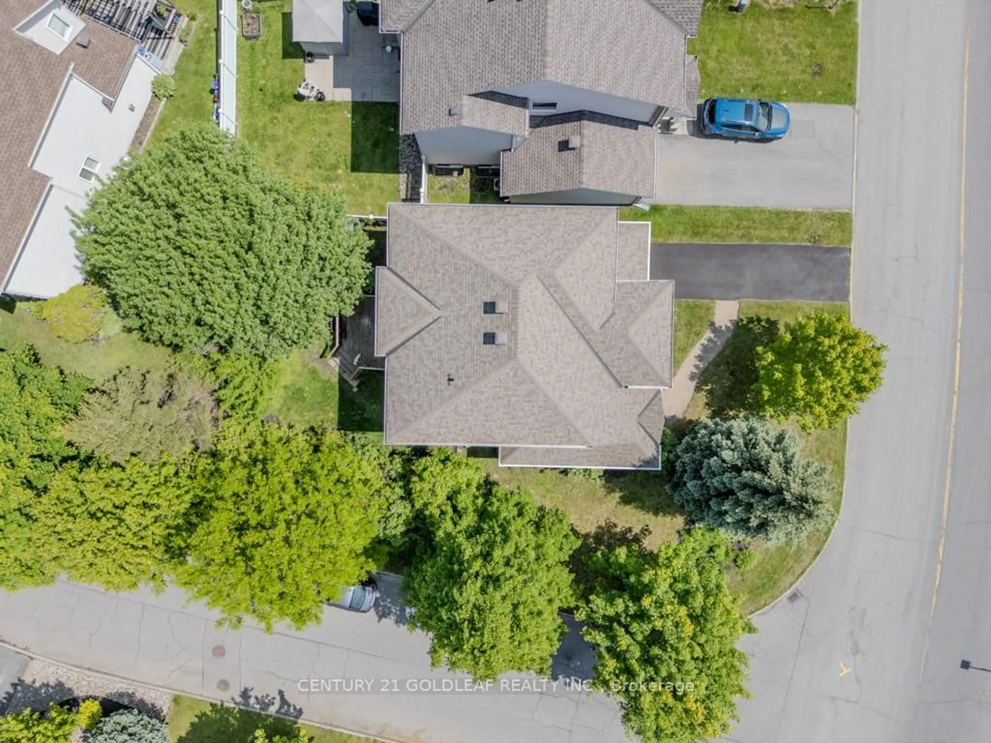 A pic from outside/outdoor area/front of a property/back of a property/a pic from drone, street for 681 Aquaview Dr, Orleans Ontario K4A 4W5