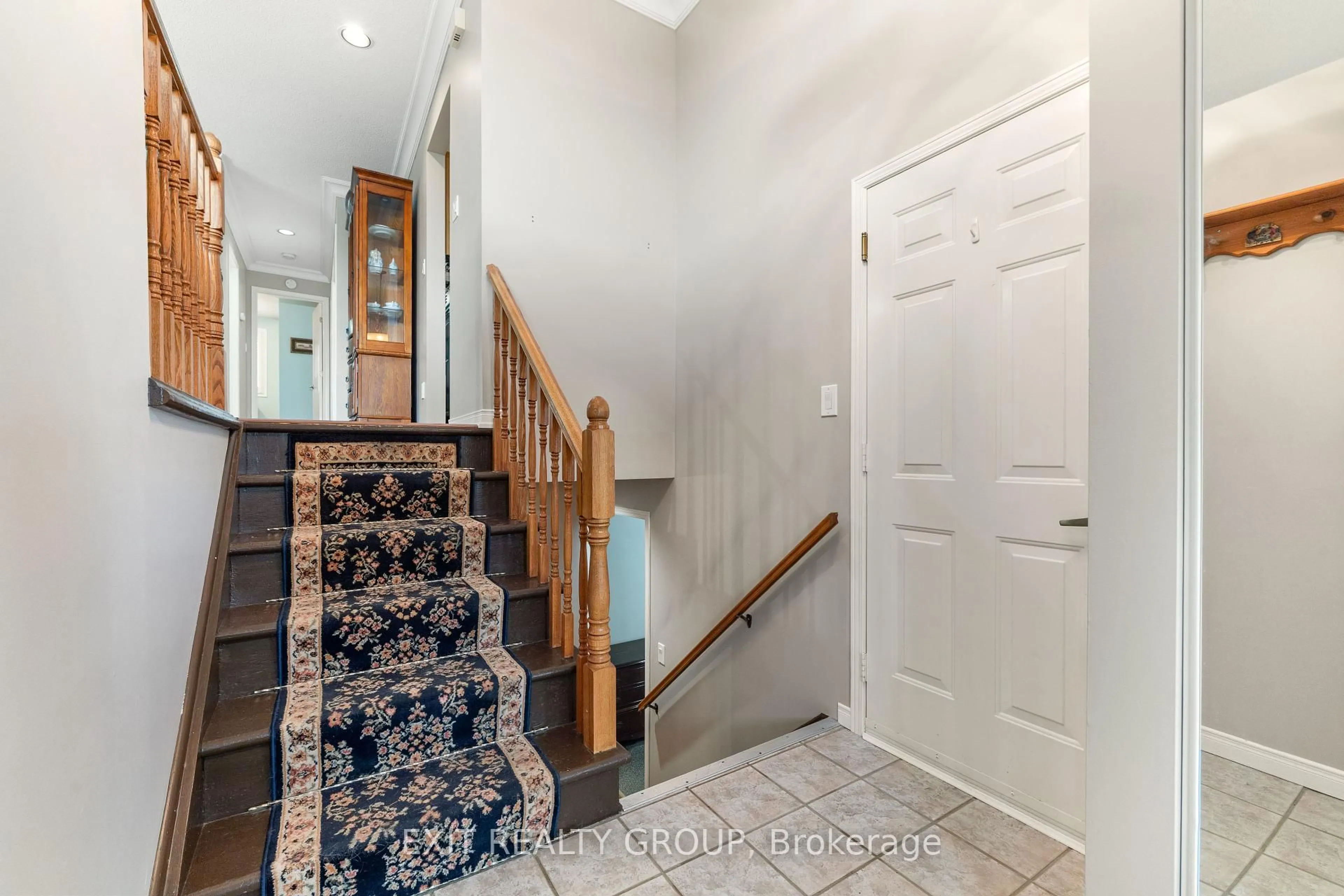 Indoor entryway for 44 Bleeker Ave, Quinte West Ontario K8V 6M8