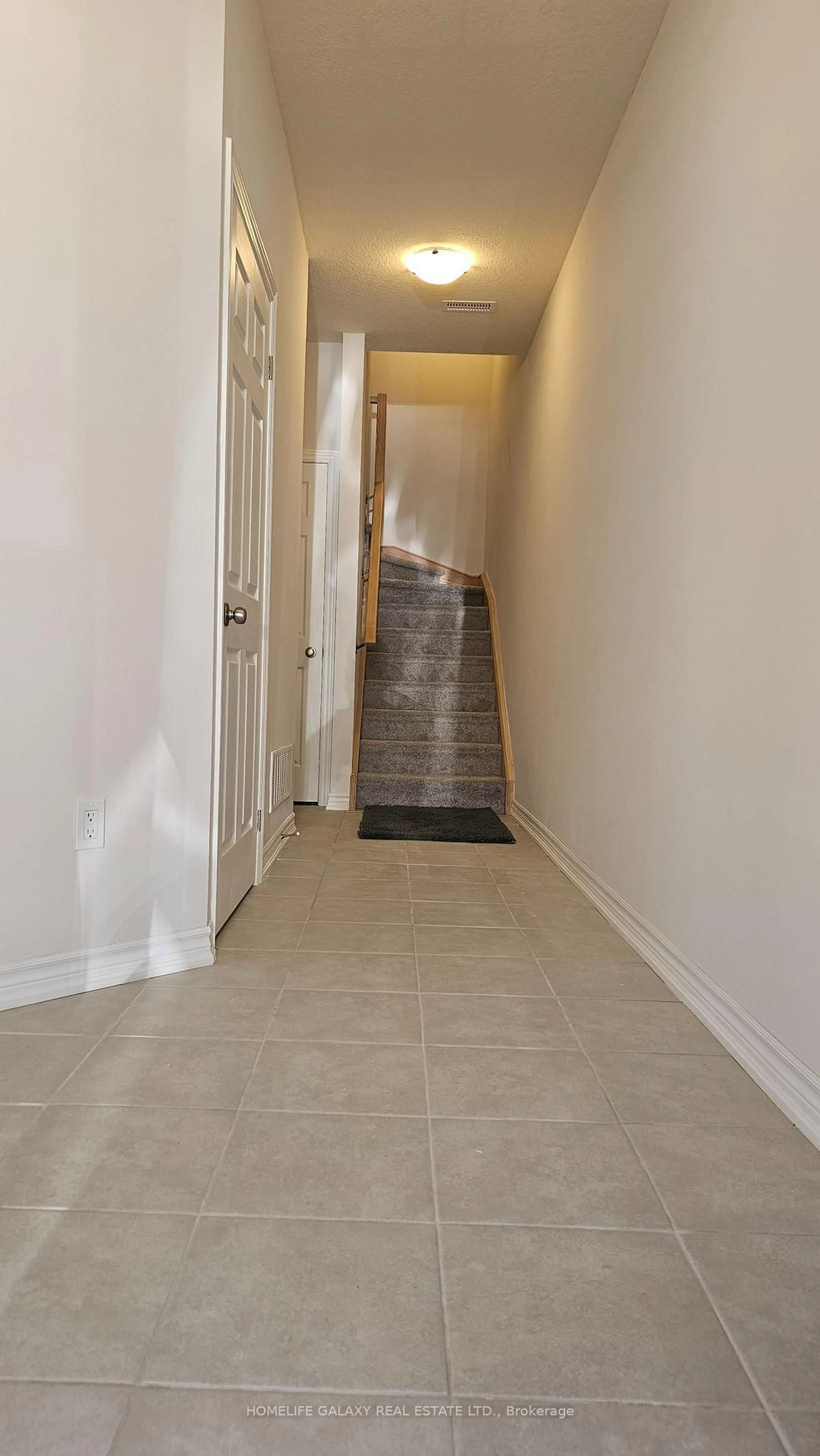 Indoor foyer for 677 Park Rd #152, Brantford Ontario N3R 0A2