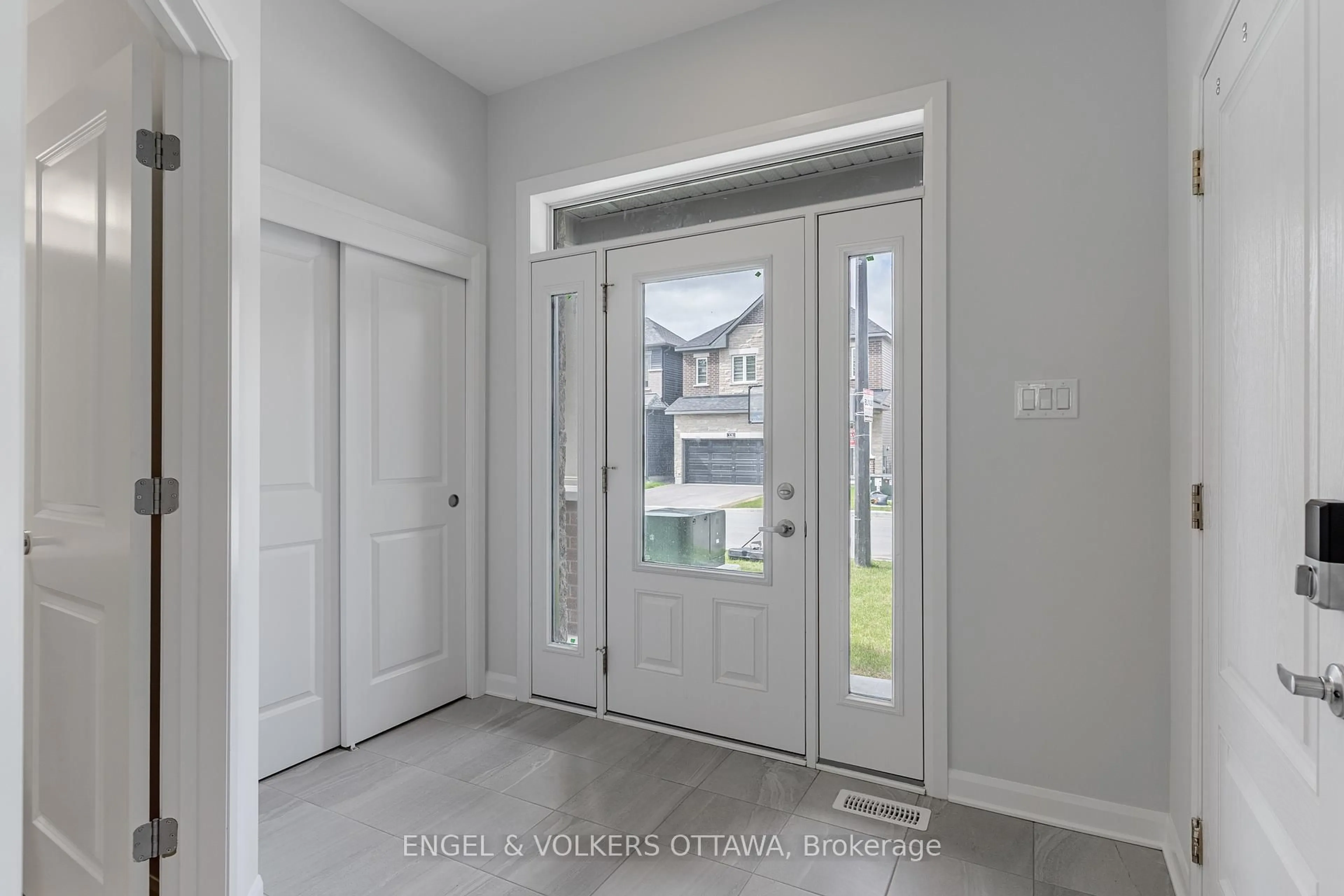 Indoor entryway for 325 Elsie Macgill Walk, Kanata Ontario K2W 0K7