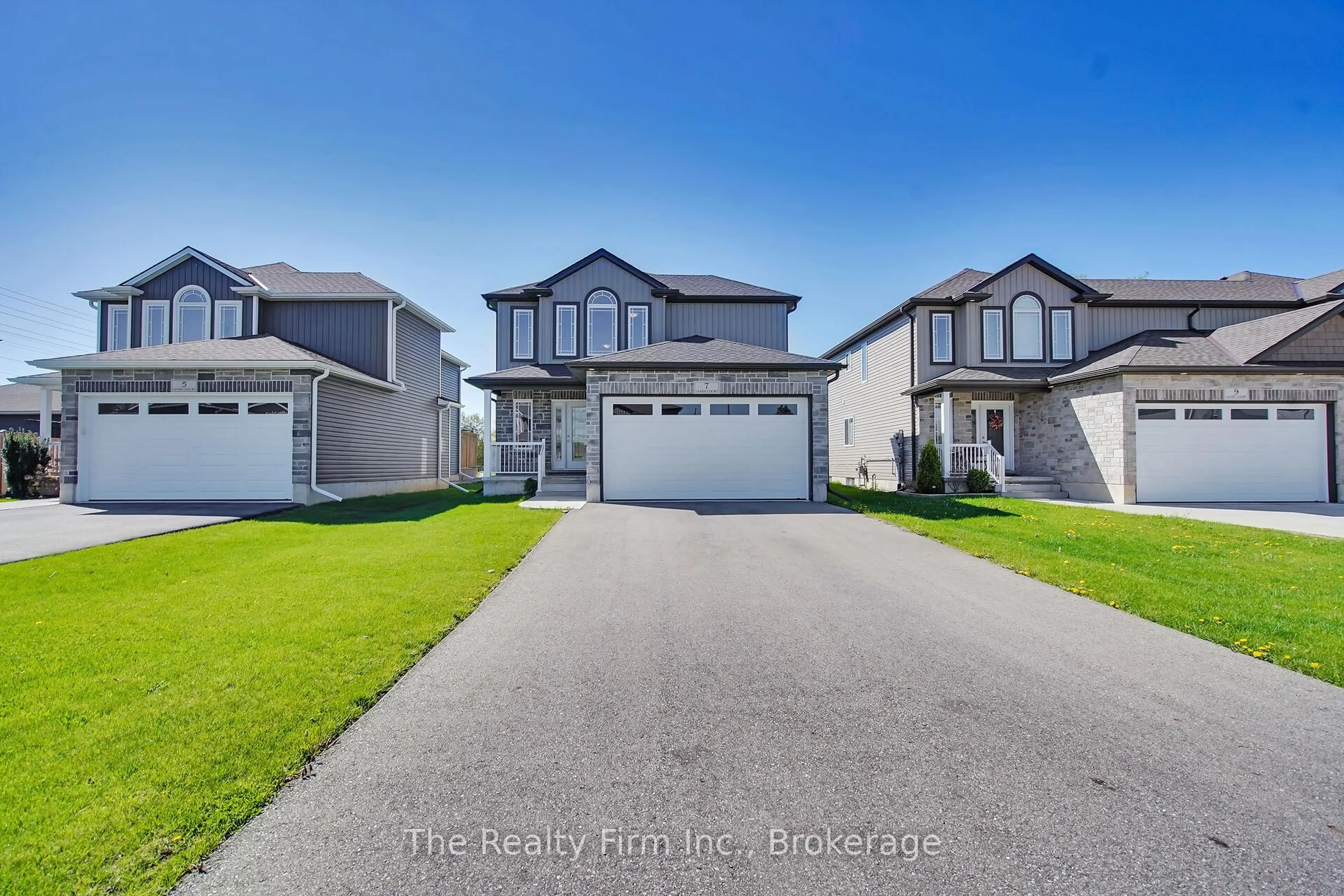 A pic from outside/outdoor area/front of a property/back of a property/a pic from drone, street for 7 Sandy Crt, Tillsonburg Ontario N4G 0H6