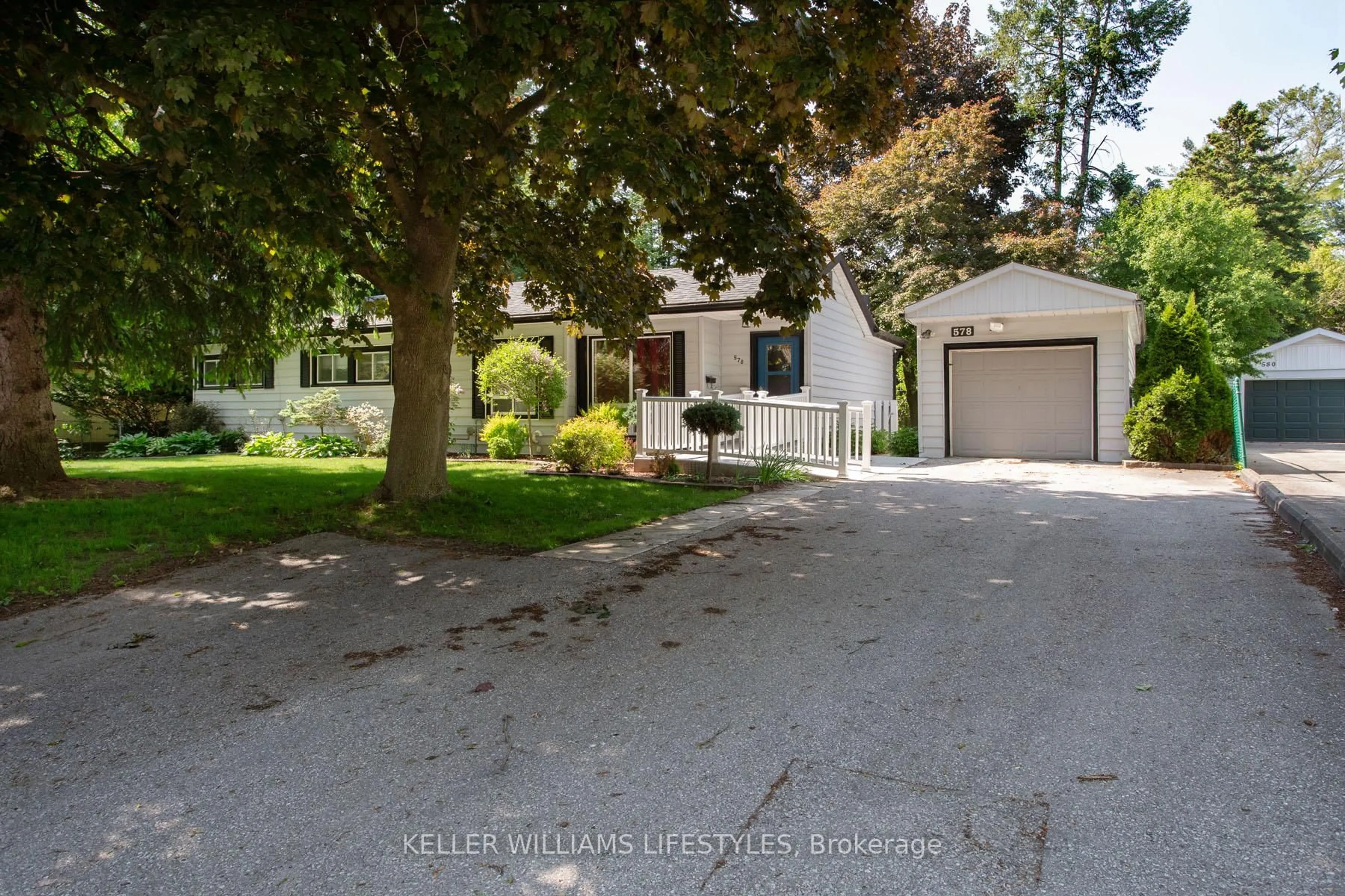 A pic from outside/outdoor area/front of a property/back of a property/a pic from drone, street for 578 Willowdale Ave, London North Ontario N5X 1J3