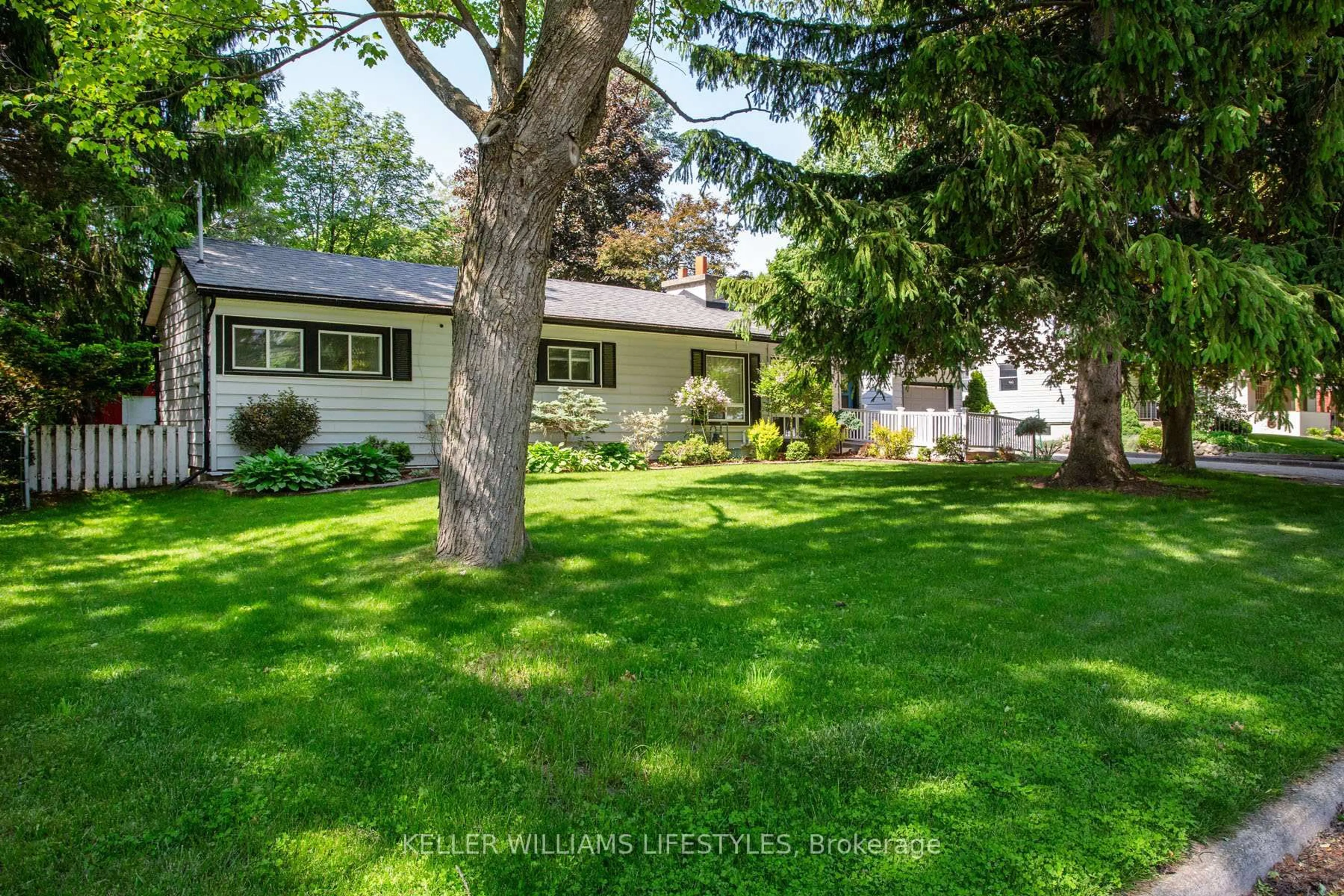 A pic from outside/outdoor area/front of a property/back of a property/a pic from drone, street for 578 Willowdale Ave, London North Ontario N5X 1J3