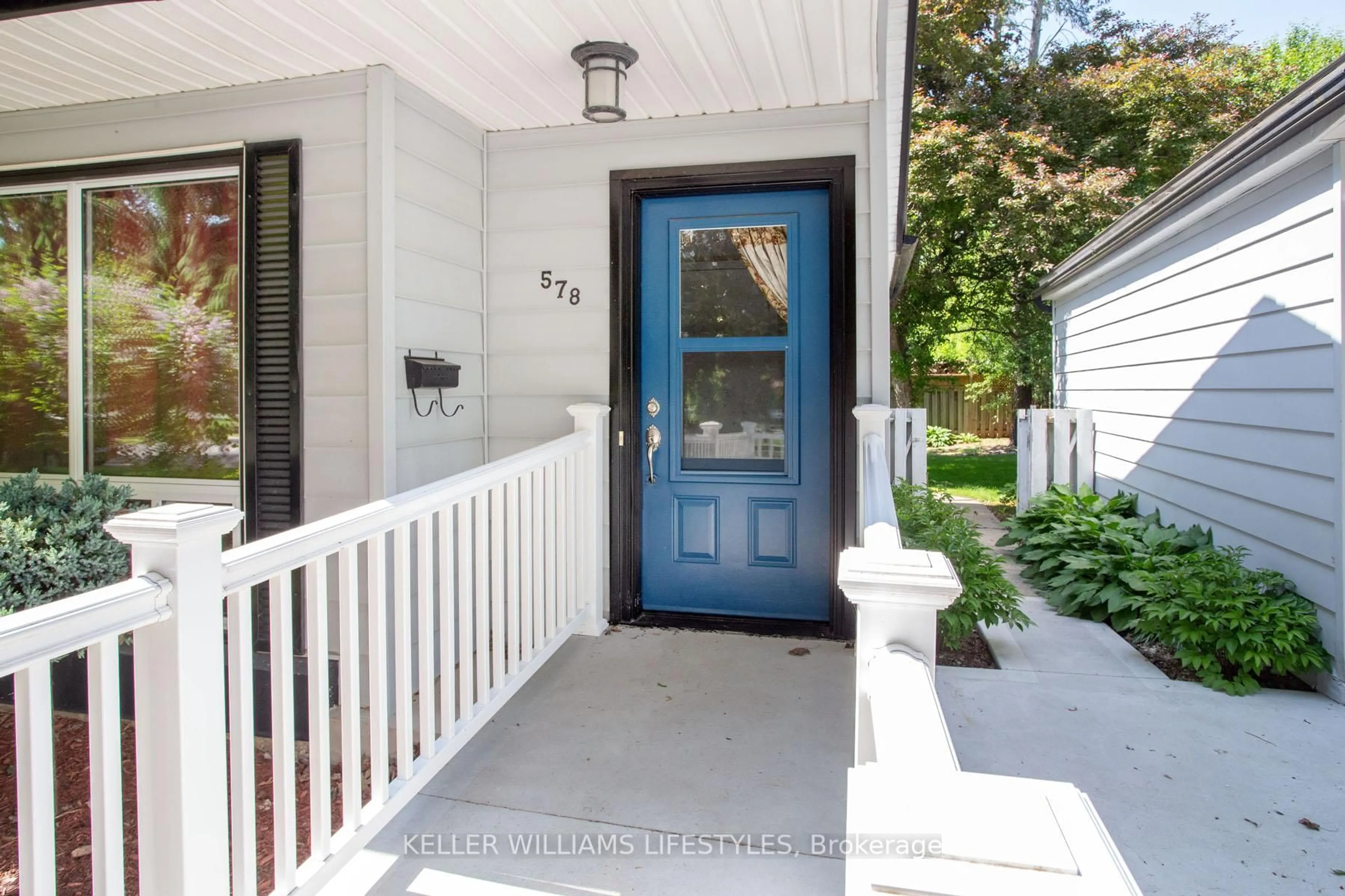 Indoor entryway for 578 Willowdale Ave, London North Ontario N5X 1J3