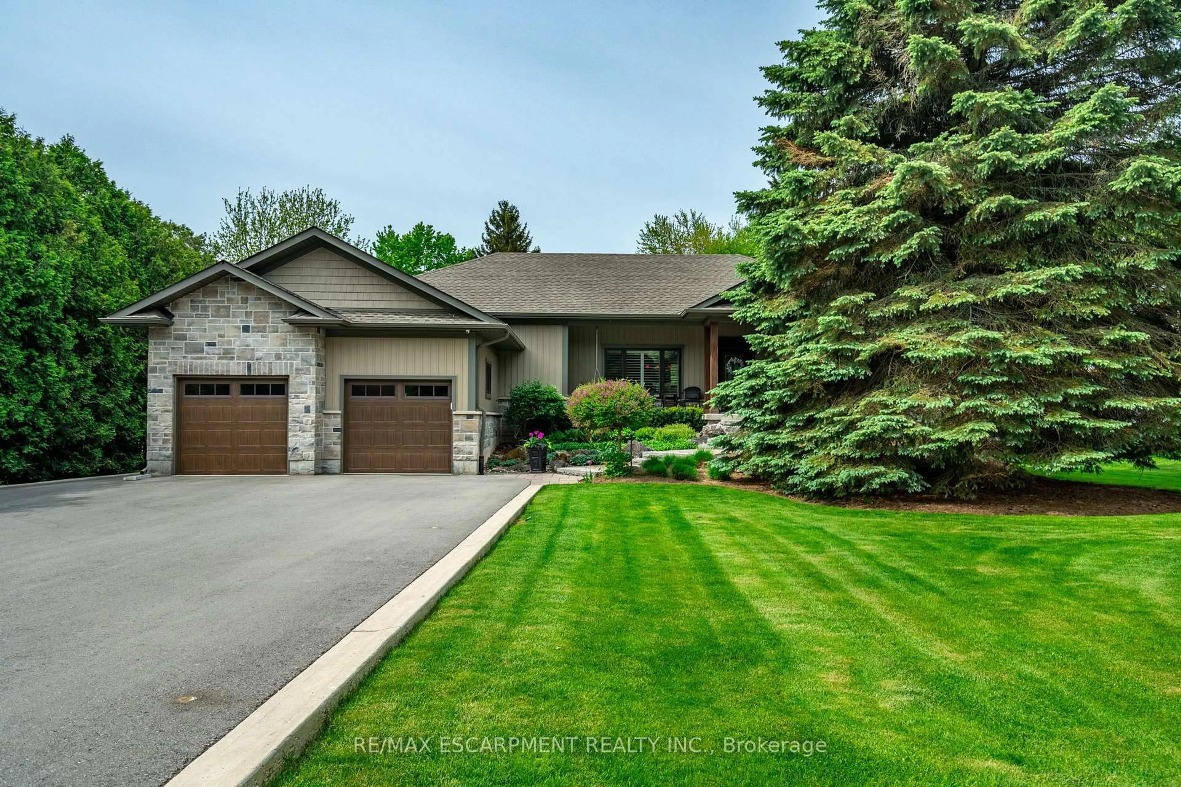 Home with brick exterior material, street for 979 Garden Lane, Hamilton Ontario L8B 1P2