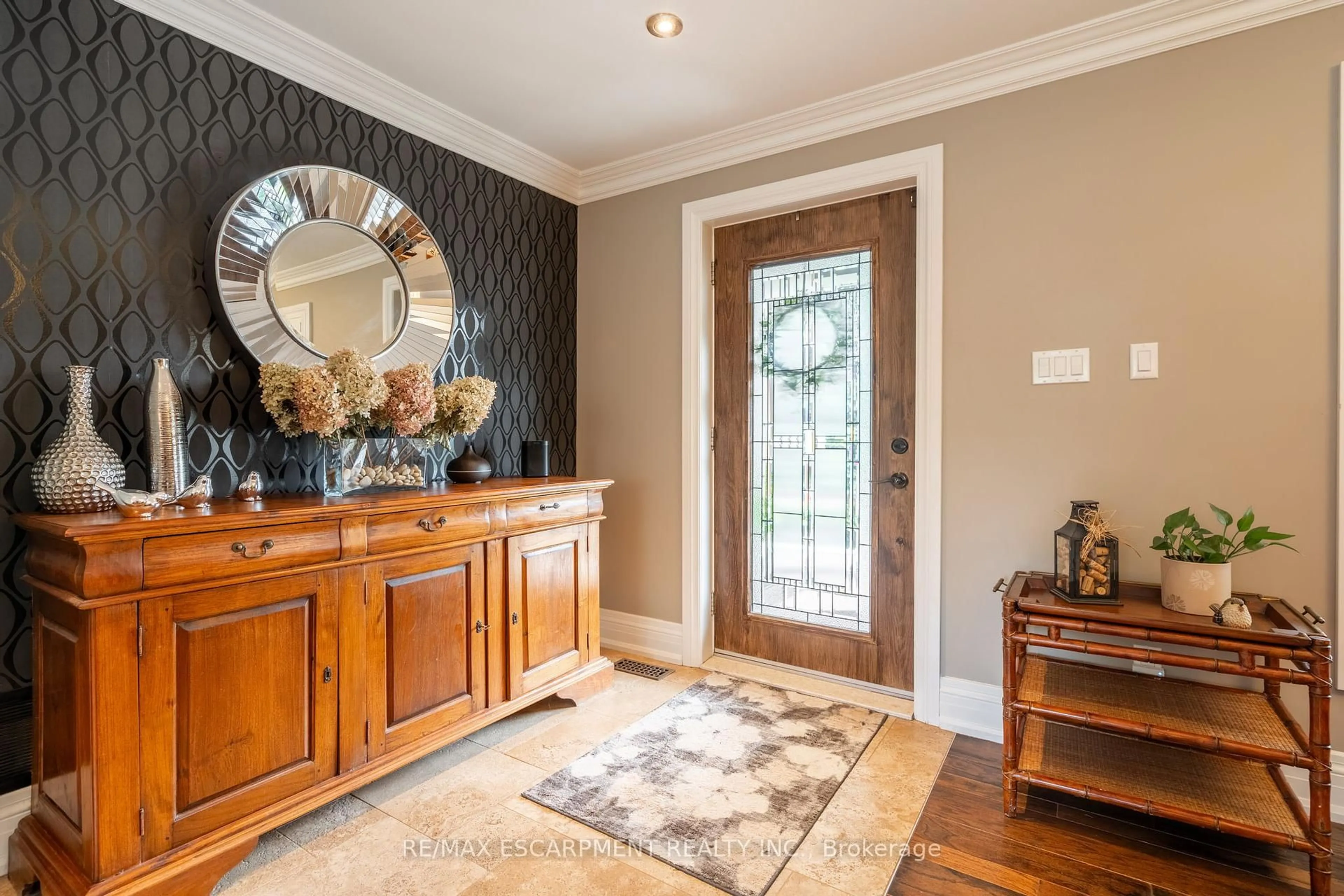 Indoor entryway for 979 Garden Lane, Hamilton Ontario L8B 1P2