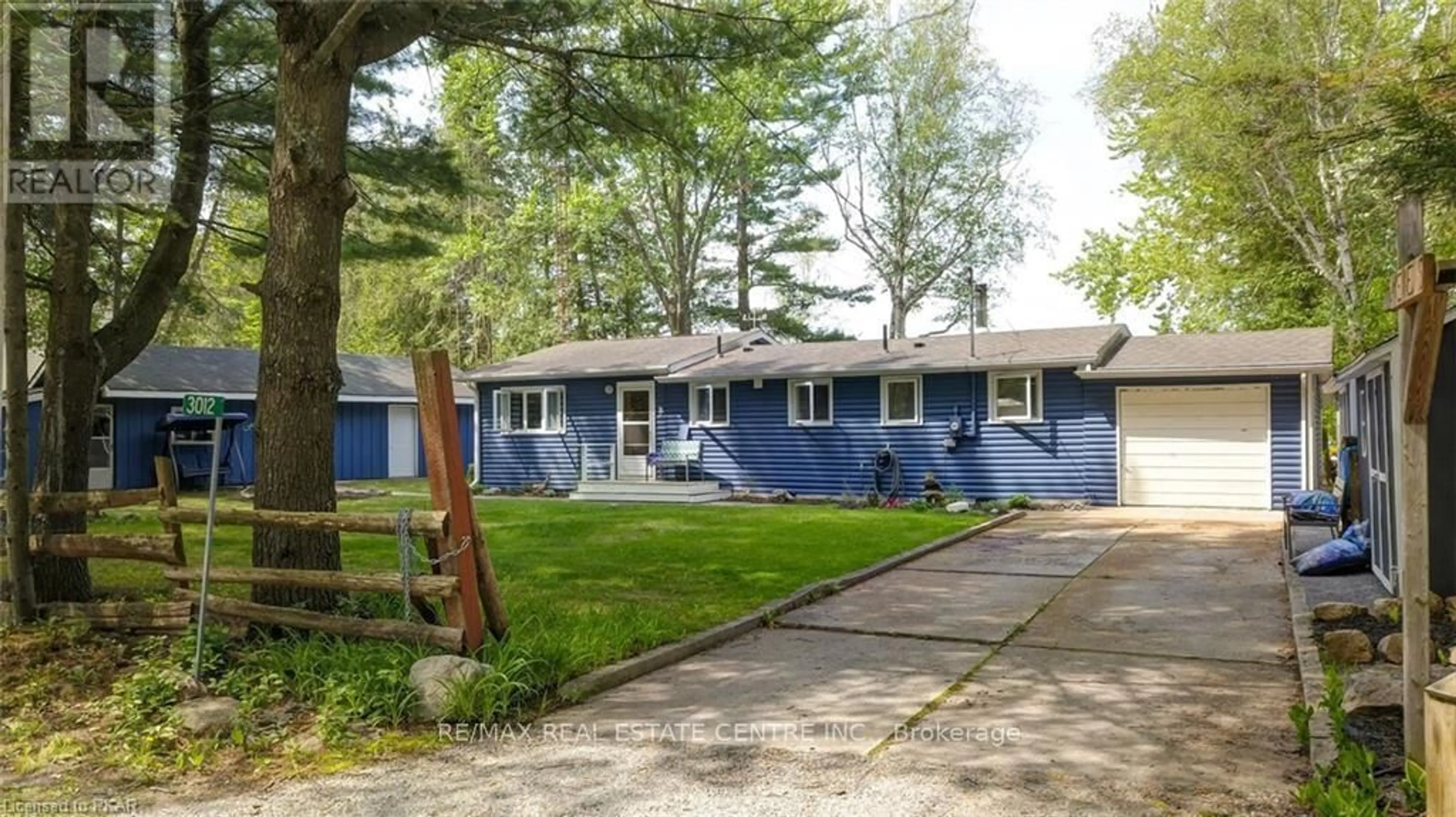 Patio, street for 3012 Greenwood Lane, Selwyn Ontario K0L 2H0