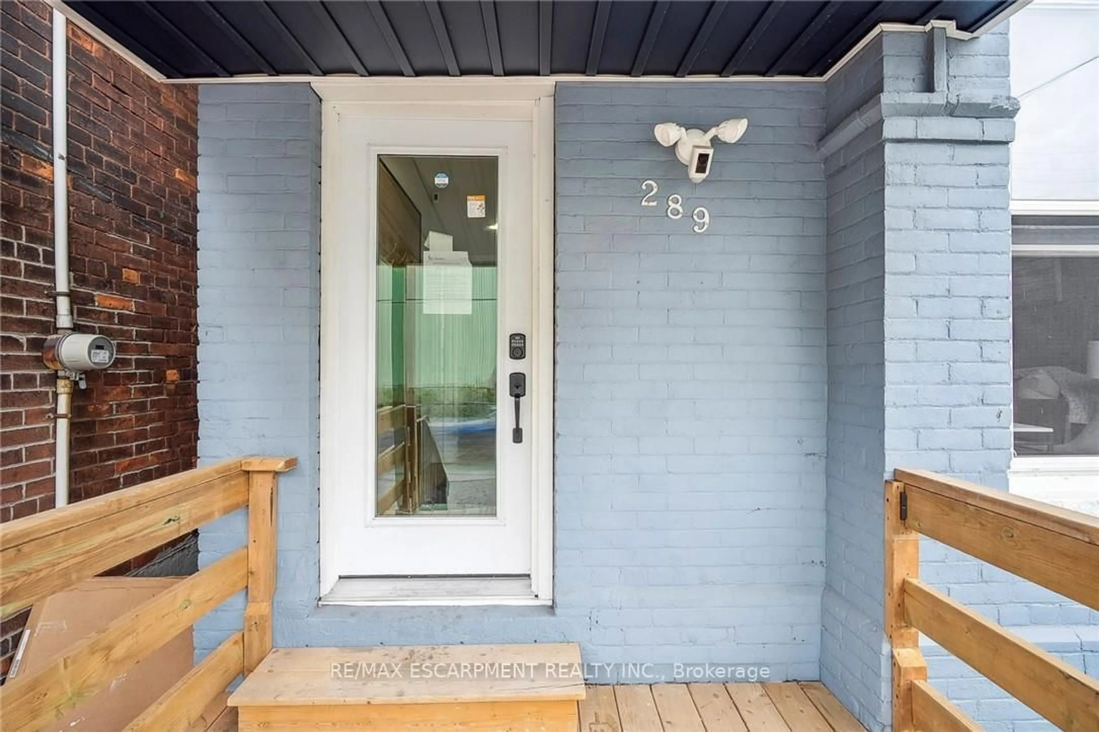 Indoor entryway for 289 Wentworth St, Hamilton Ontario L8L 5V9