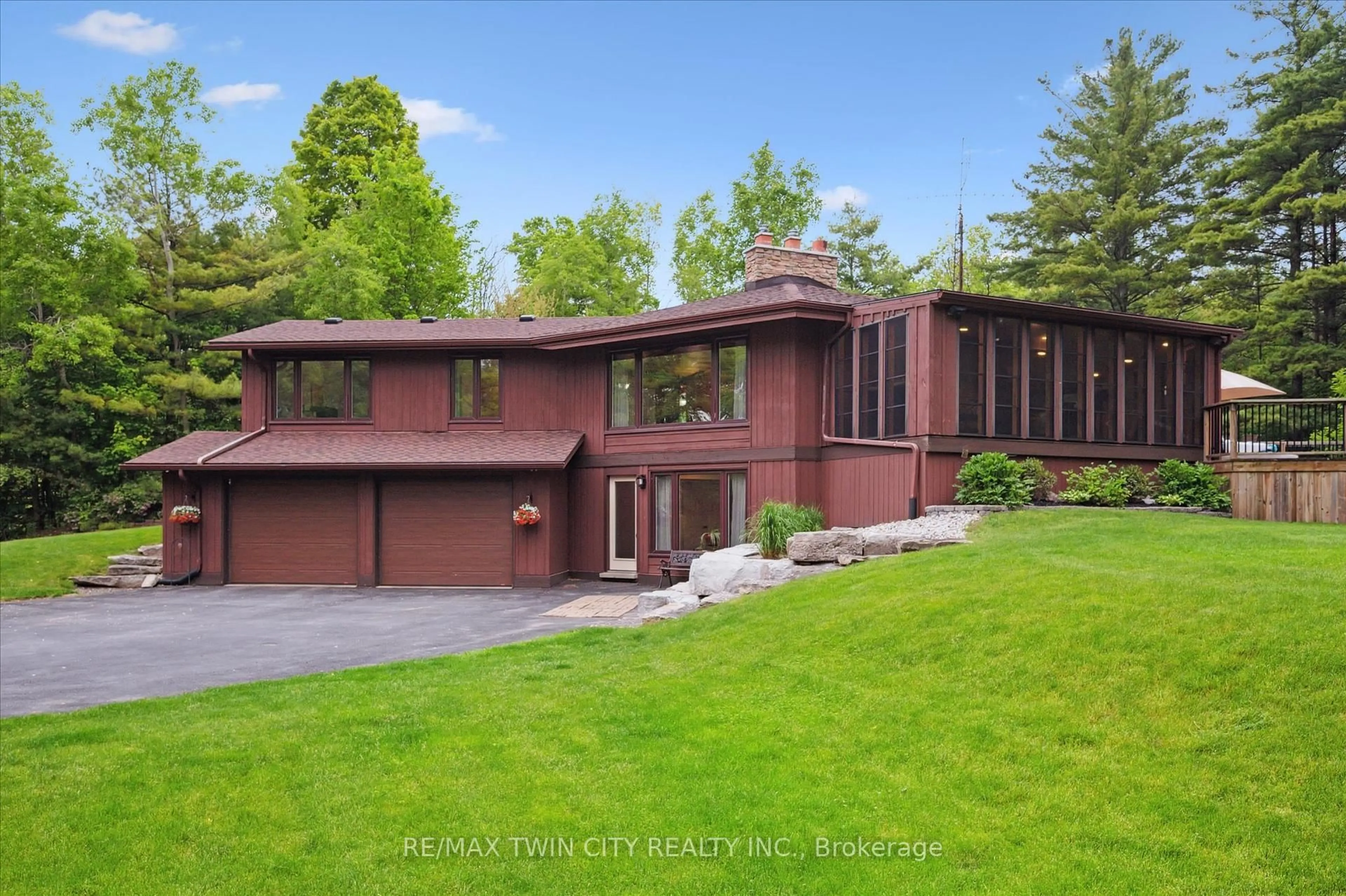 Home with brick exterior material, unknown for 6587 Wellington Road 34 Rd, Puslinch Ontario N3C 2V4