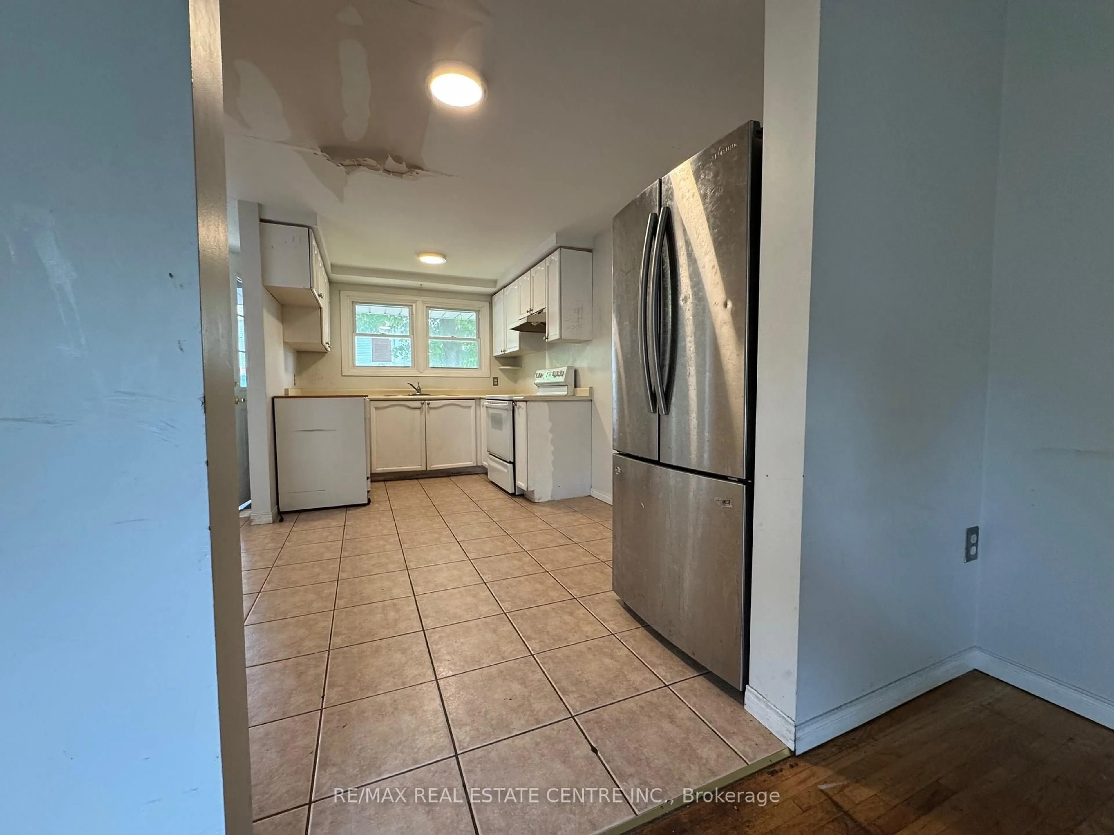 Standard kitchen, ceramic/tile floor for 180 Marksam Rd #49, Guelph Ontario N1H 8G4