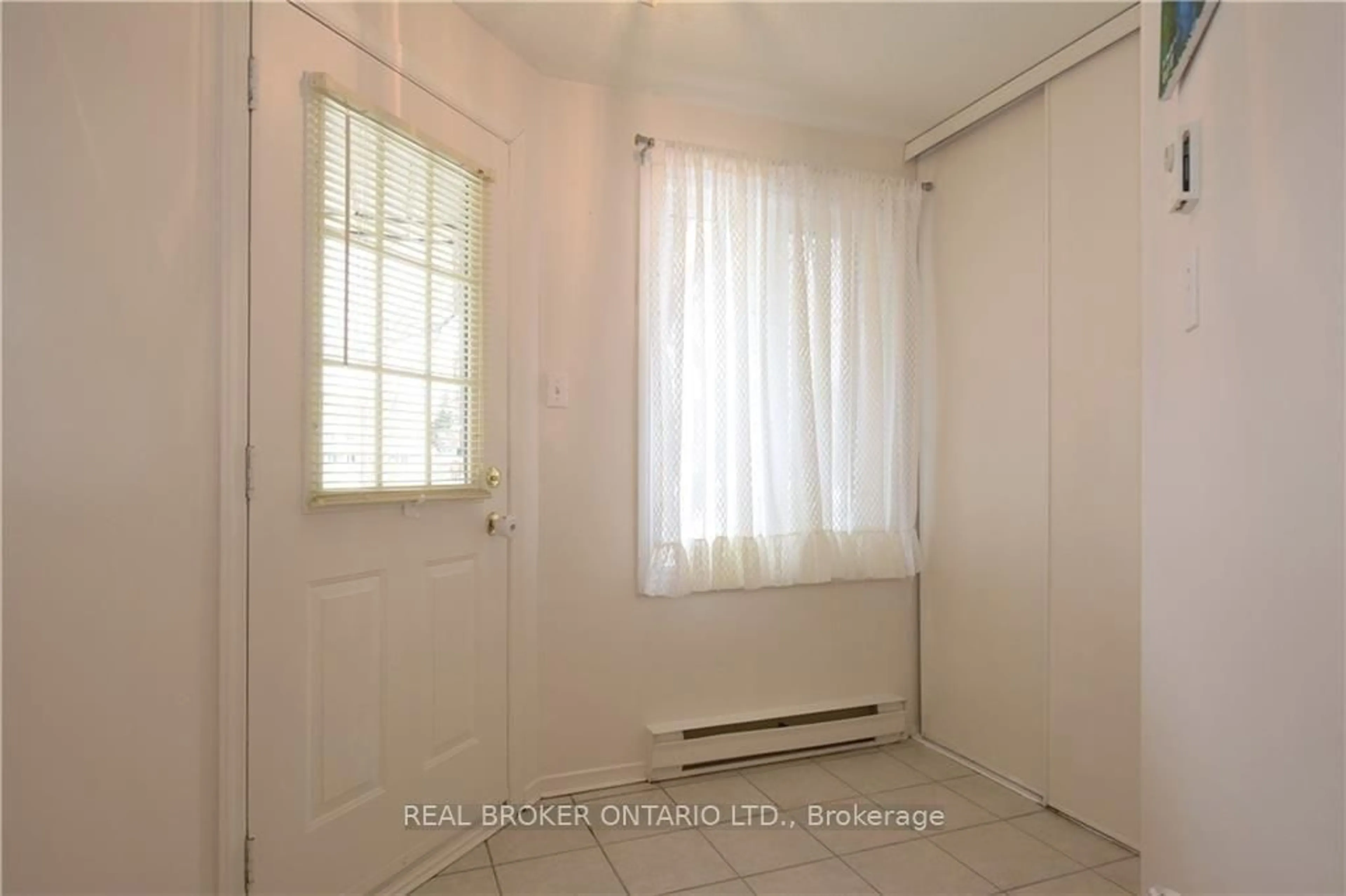 A pic of a room for 123 Briston Private, Ottawa Ontario K1G 5R1