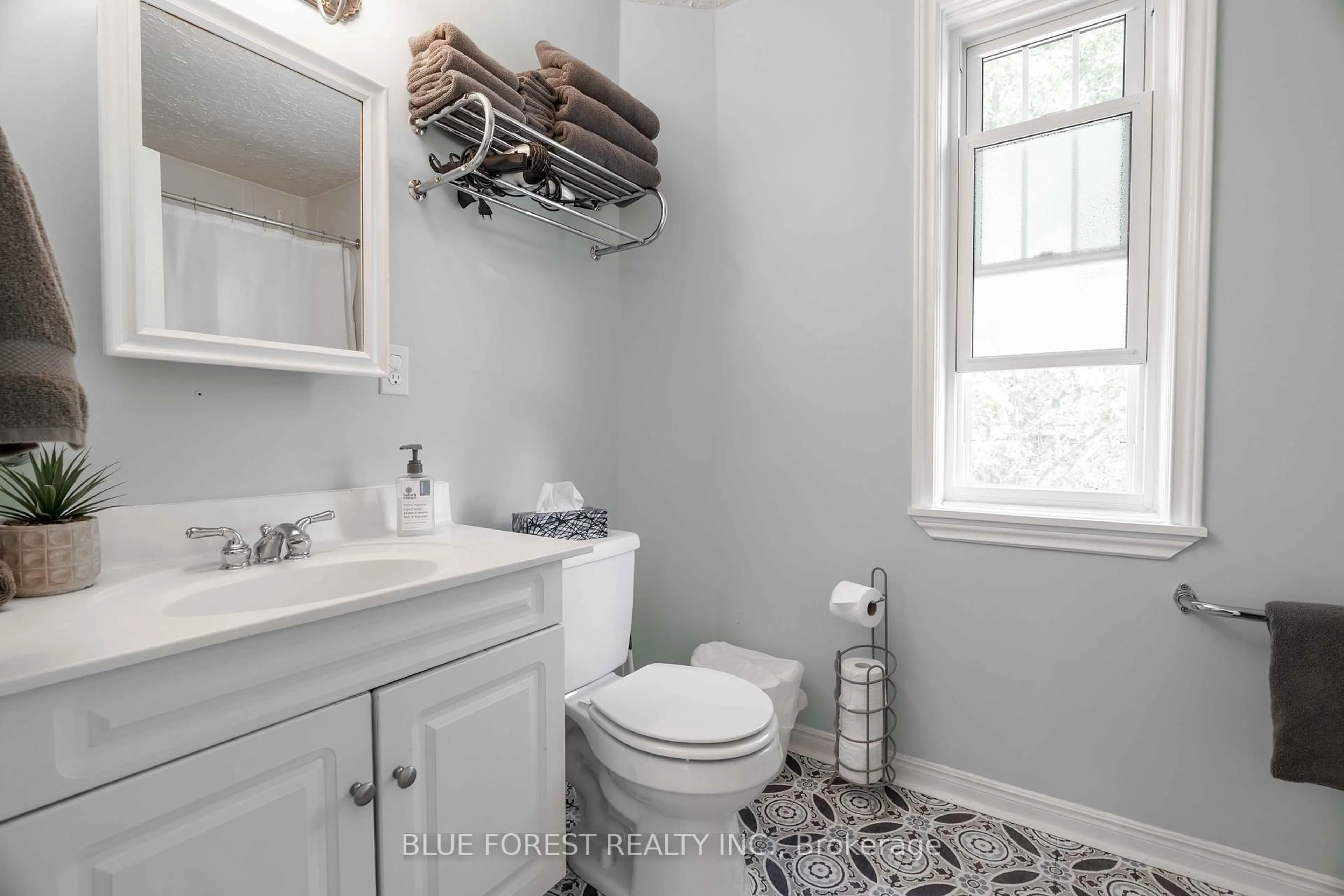 Standard bathroom, ceramic/tile floor for 510 Quebec St, London East Ontario N5W 3Y7