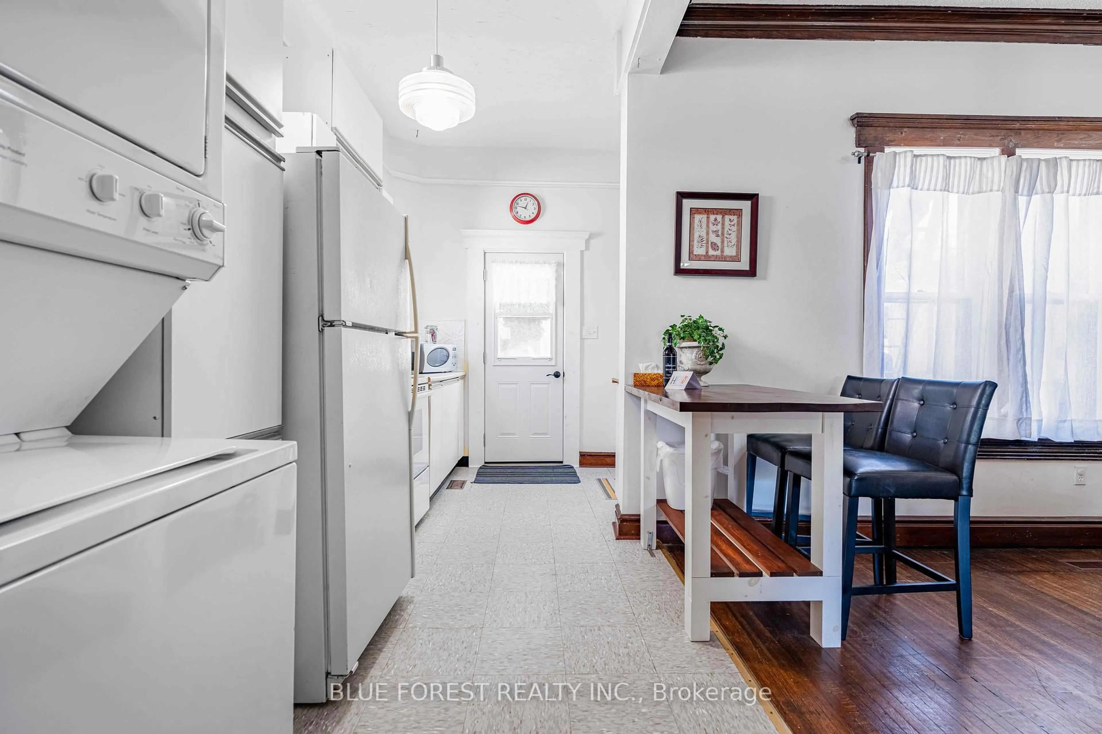 Standard kitchen, ceramic/tile floor for 510 Quebec St, London East Ontario N5W 3Y7