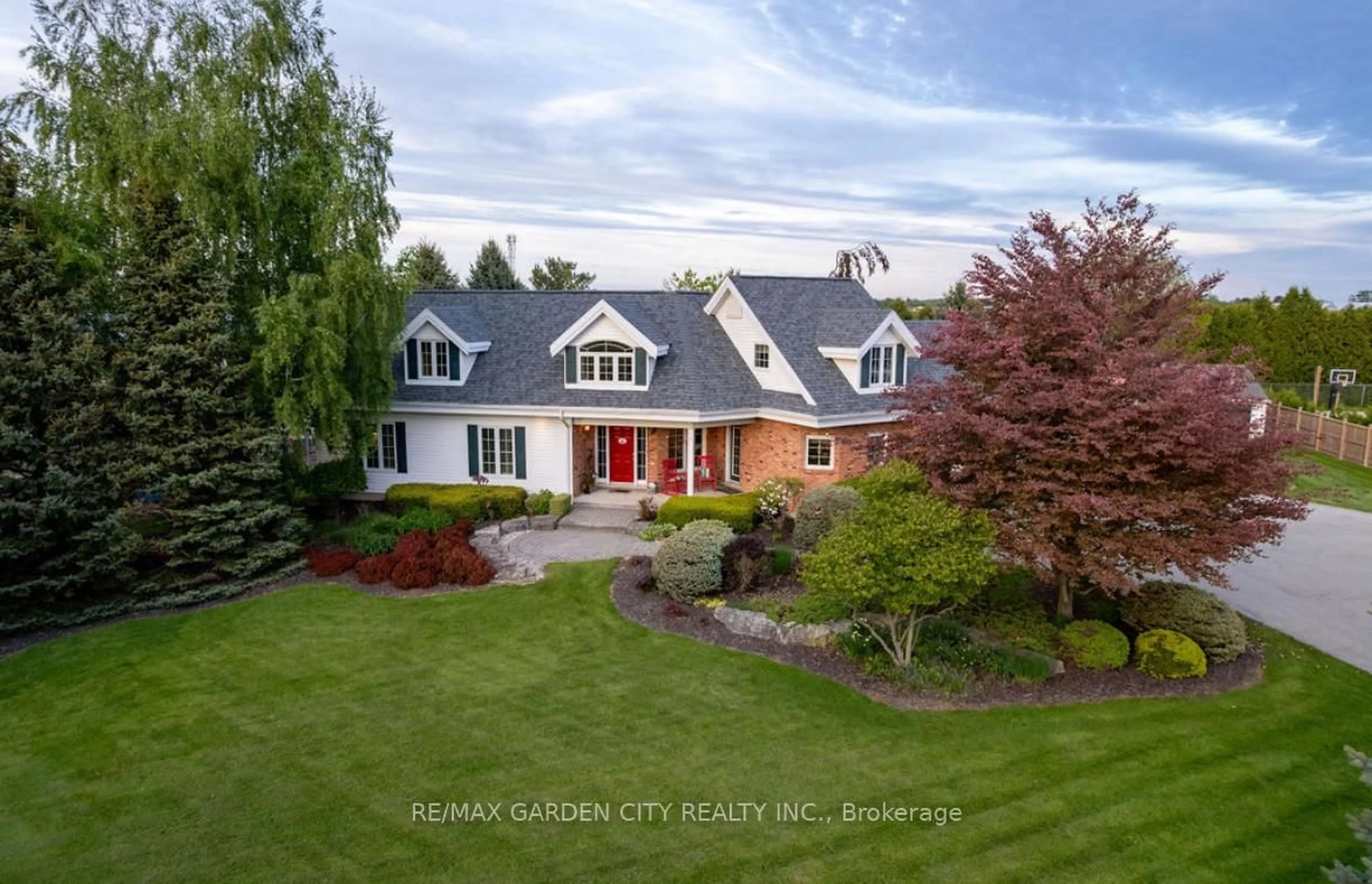 A pic from outside/outdoor area/front of a property/back of a property/a pic from drone, water/lake/river/ocean view for 4385 Jordan Rd, Lincoln Ontario L0R 1S0