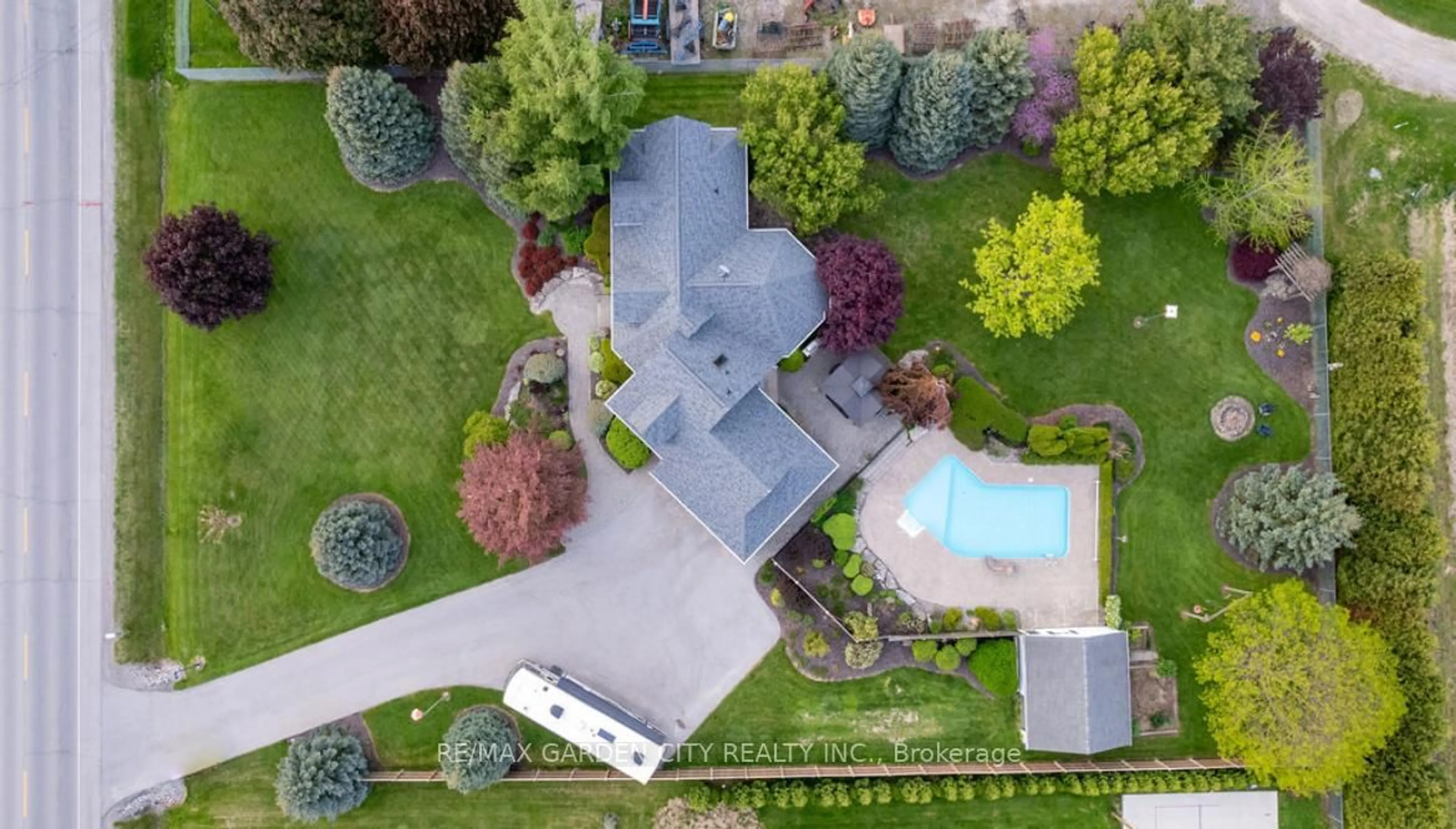 A pic from outside/outdoor area/front of a property/back of a property/a pic from drone, street for 4385 Jordan Rd, Lincoln Ontario L0R 1S0