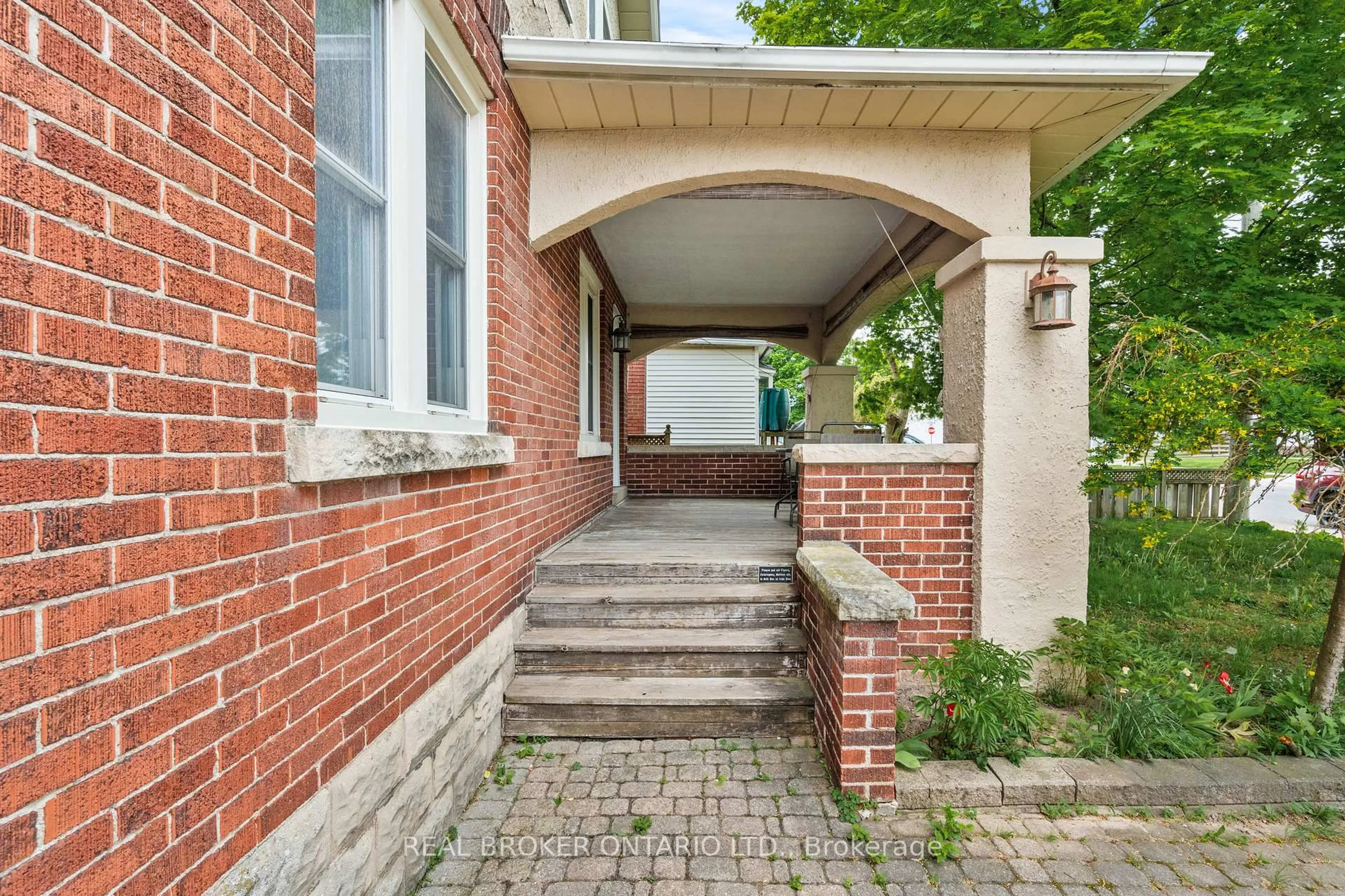 Home with brick exterior material, street for 122 Dorothy St, Welland Ontario L3B 3V9