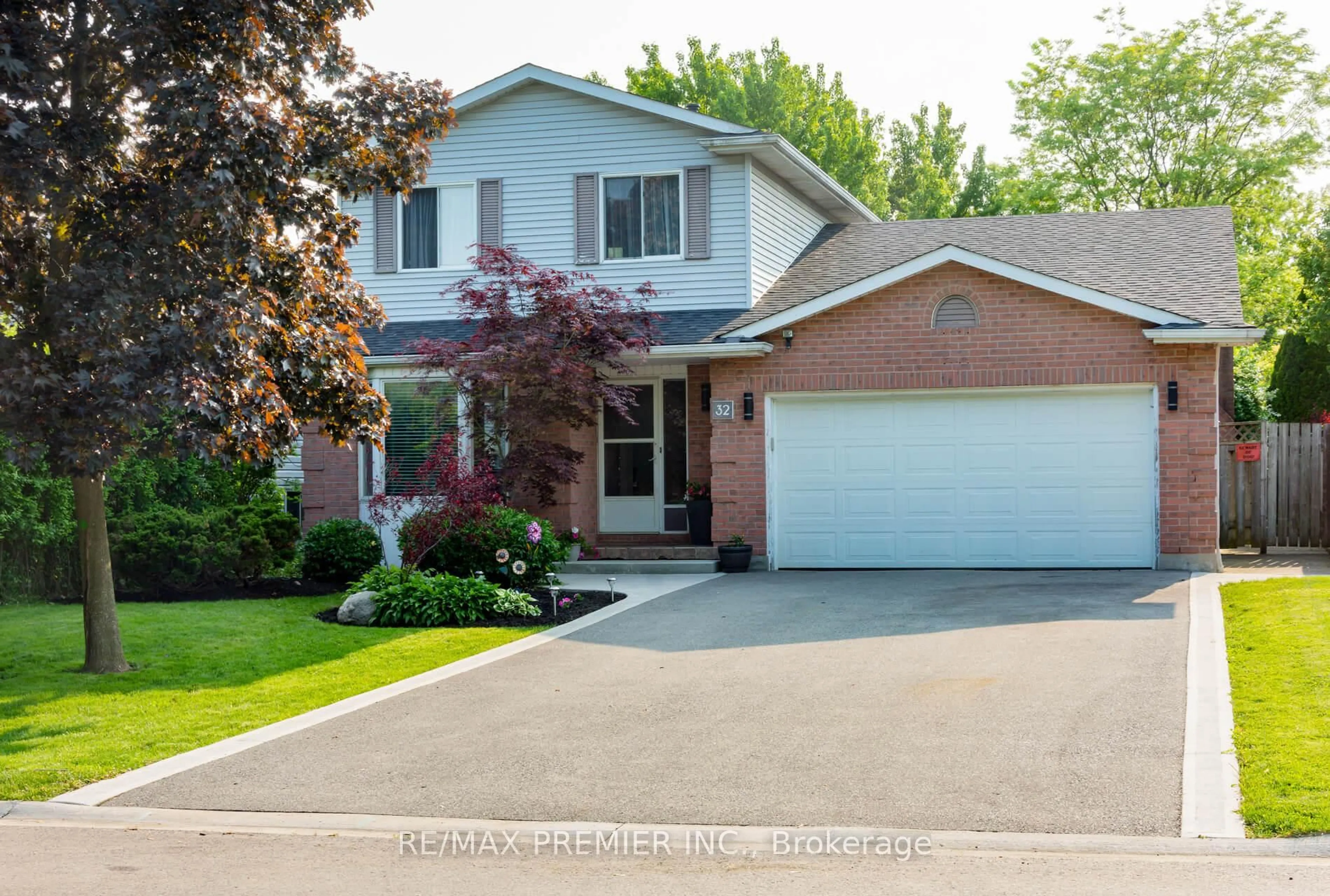 Home with vinyl exterior material, street for 32 Buchanan Dr, Haldimand Ontario N3W 1H1