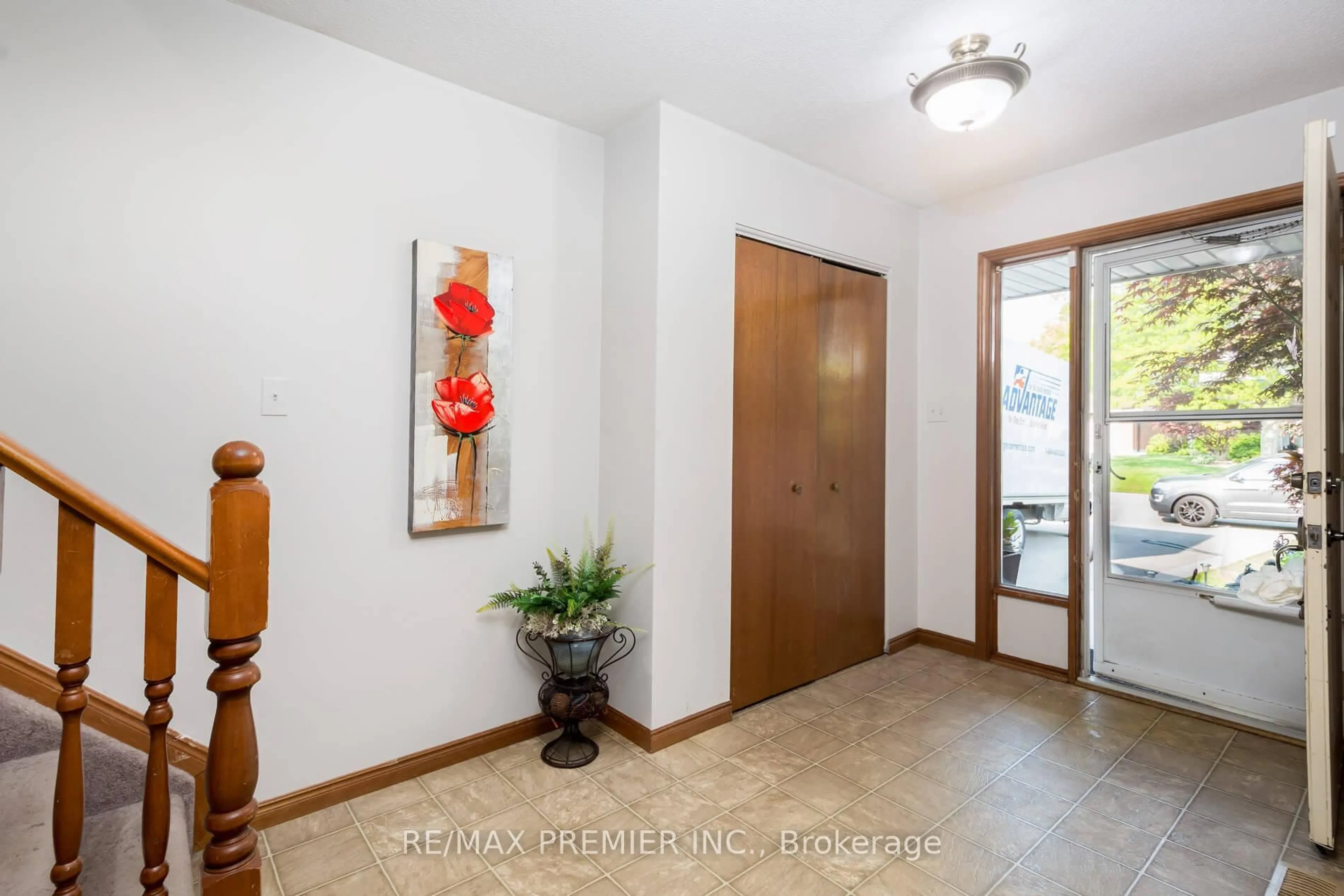 Indoor entryway for 32 Buchanan Dr, Haldimand Ontario N3W 1H1