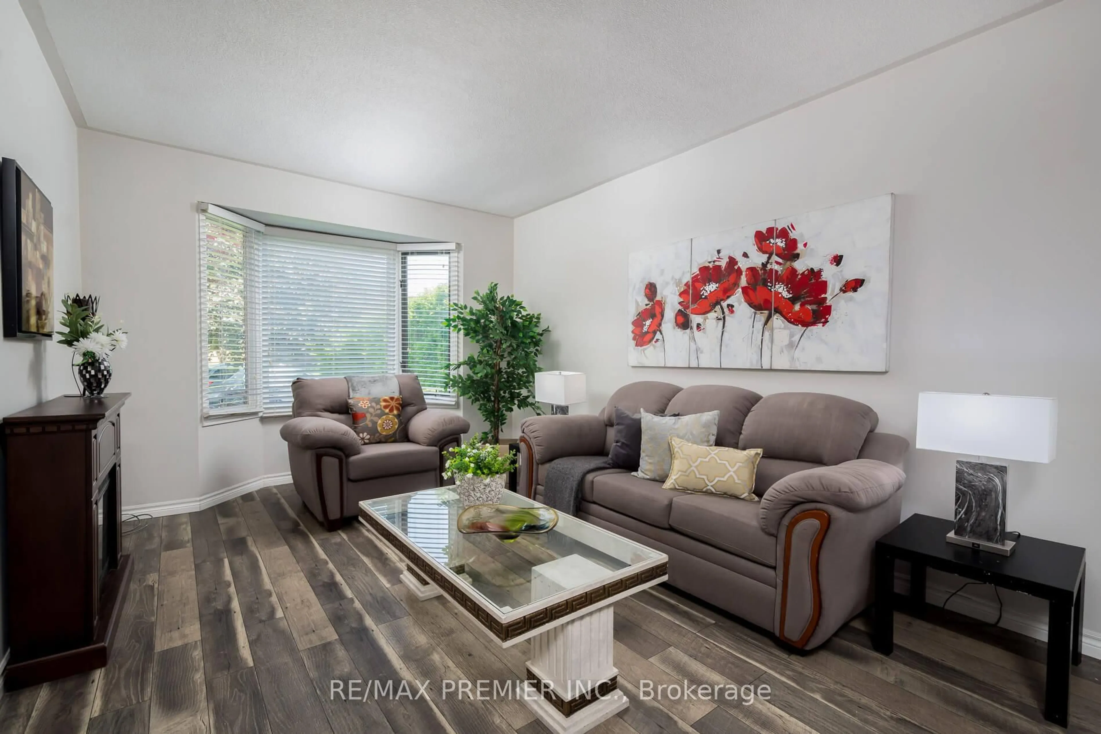 Living room with furniture, wood/laminate floor for 32 Buchanan Dr, Haldimand Ontario N3W 1H1