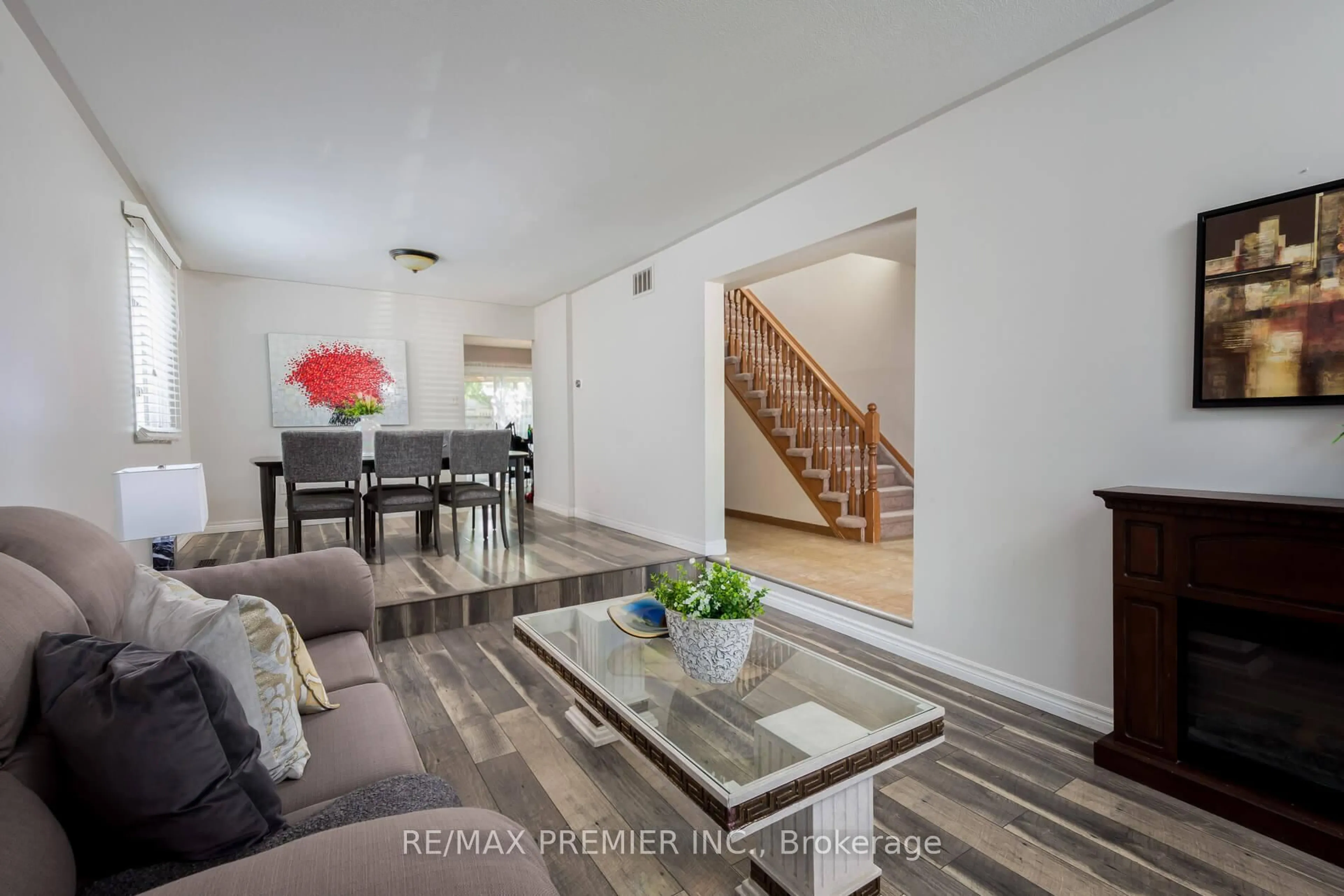 Living room with furniture, unknown for 32 Buchanan Dr, Haldimand Ontario N3W 1H1