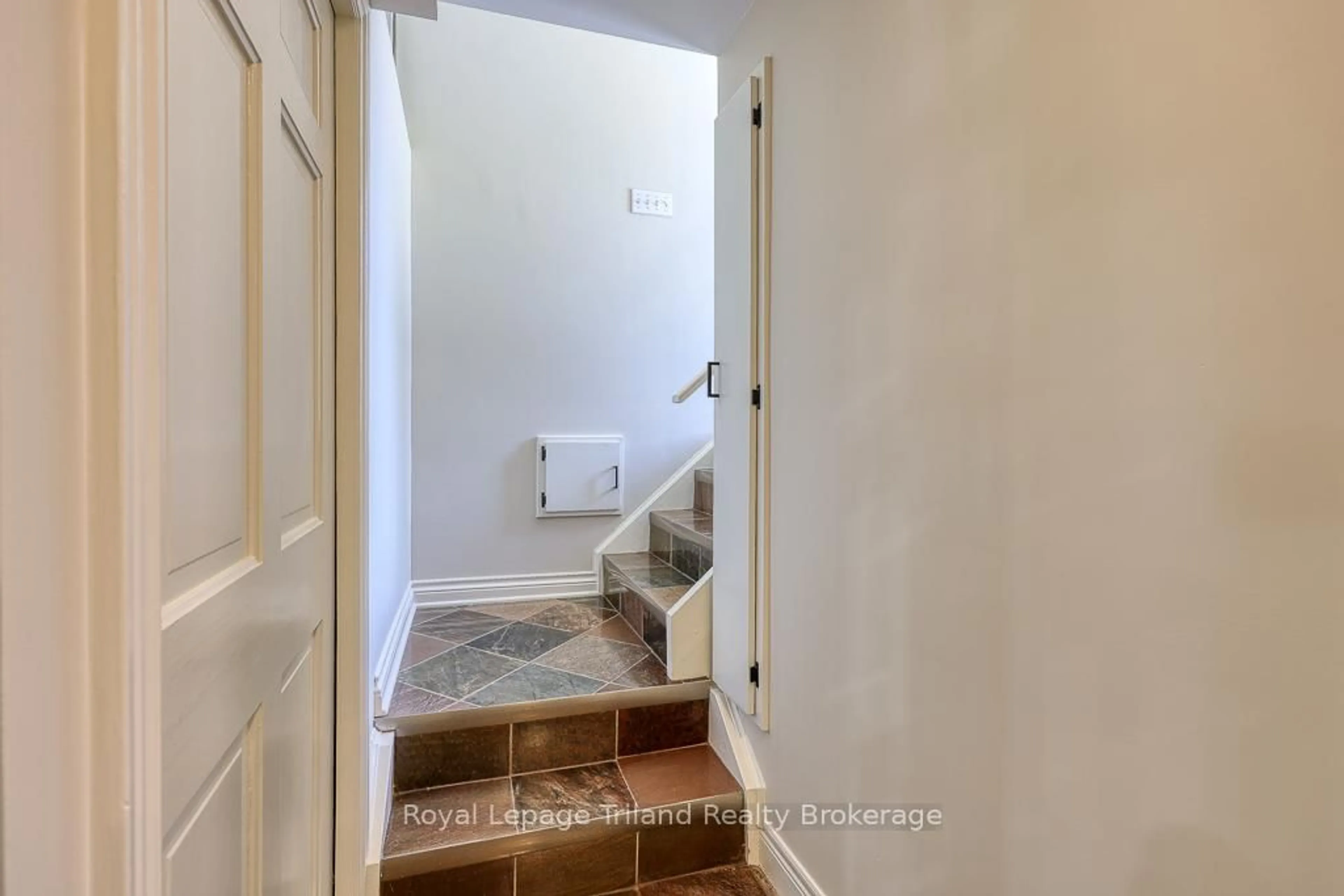 Indoor entryway for 9 Princess Park Rd, Ingersoll Ontario N5C 1X7