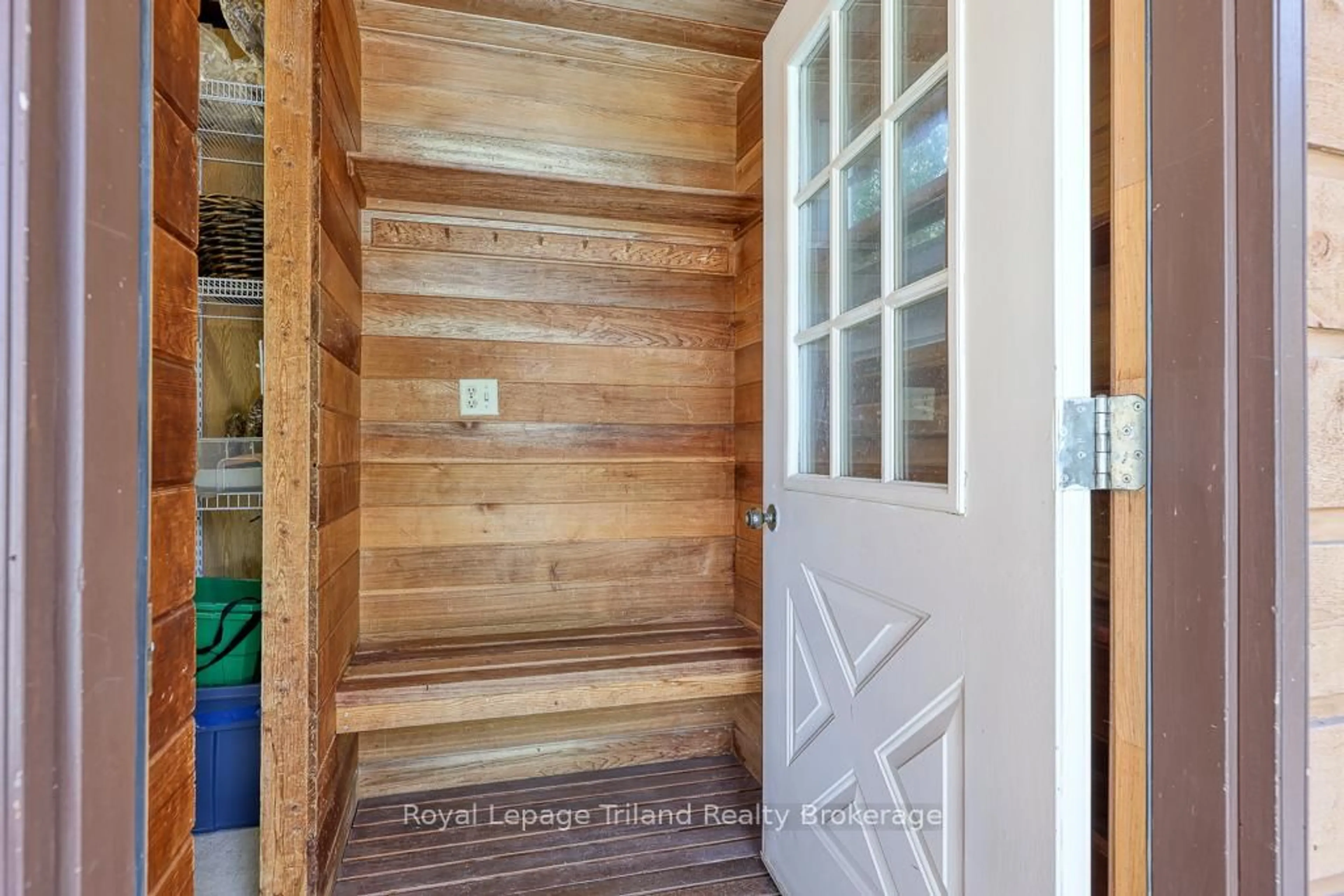 Indoor entryway for 9 Princess Park Rd, Ingersoll Ontario N5C 1X7