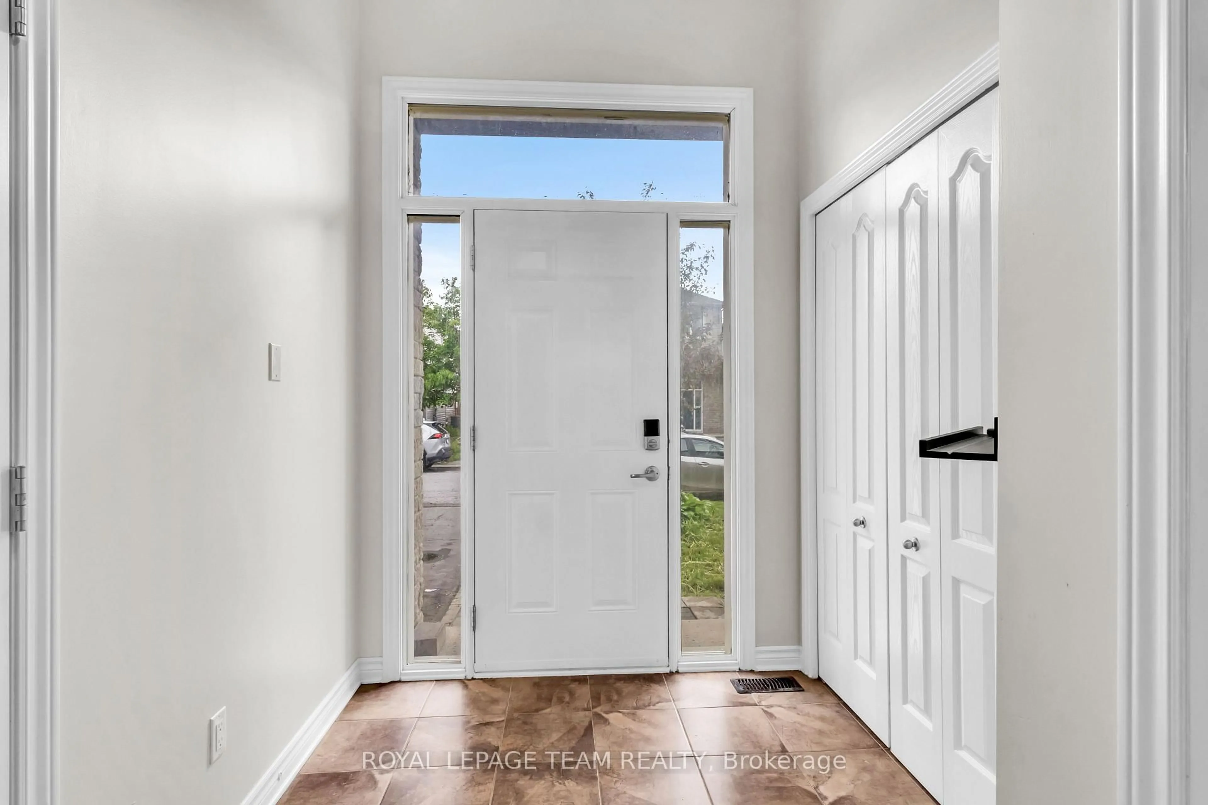Indoor entryway for 275 Broxburn Cres, Ottawa Ontario K2J 0N8
