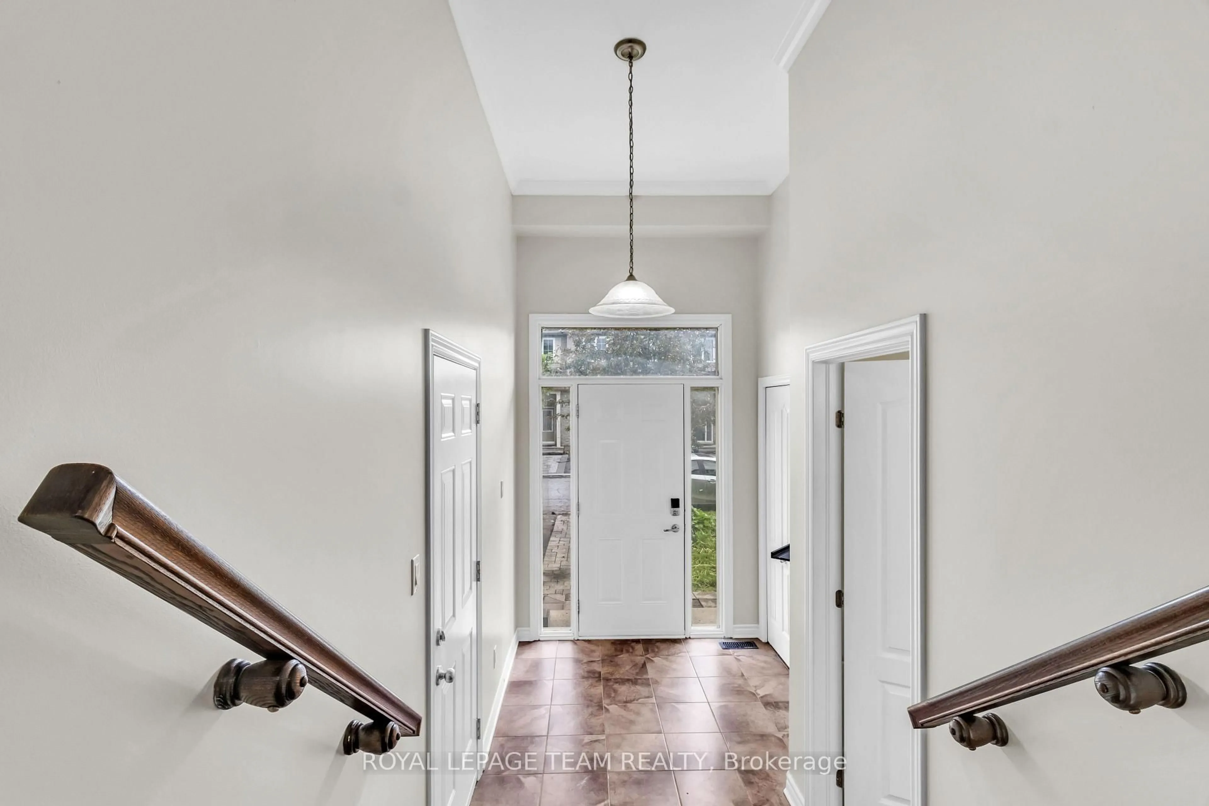 Indoor entryway for 275 Broxburn Cres, Ottawa Ontario K2J 0N8
