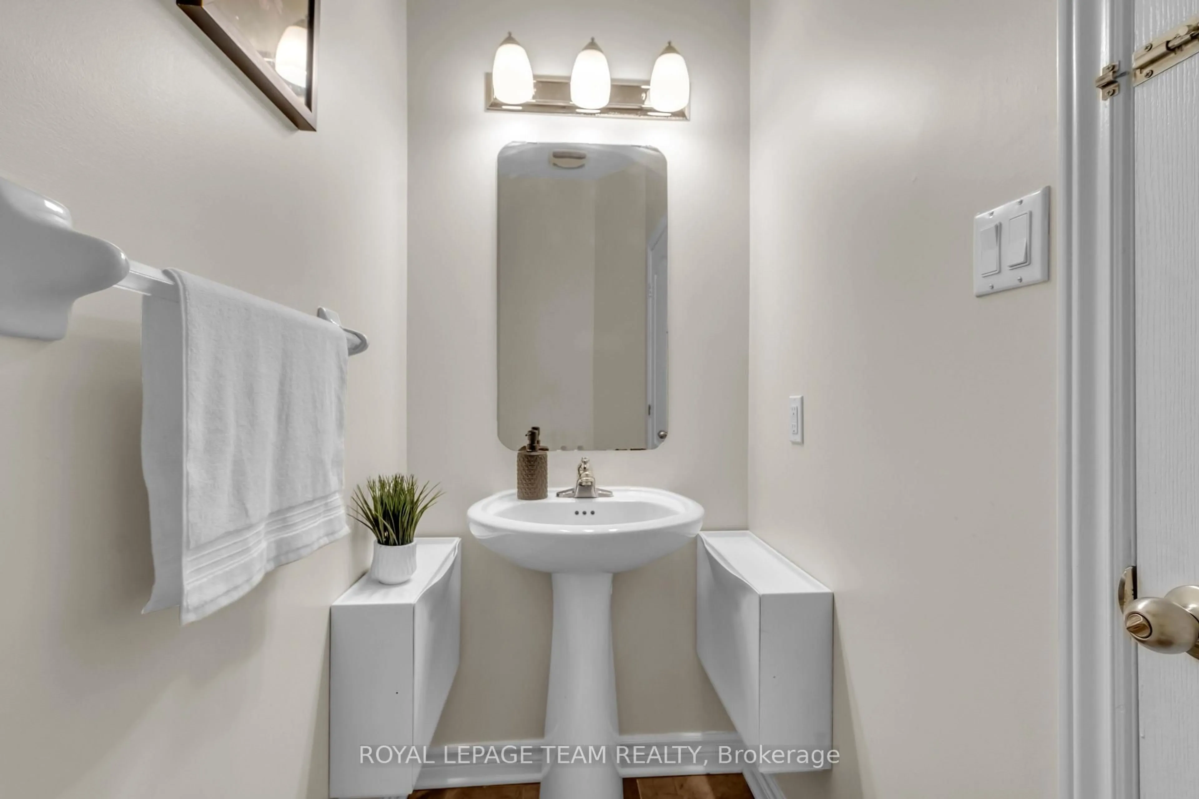 Standard bathroom, ceramic/tile floor for 275 Broxburn Cres, Ottawa Ontario K2J 0N8