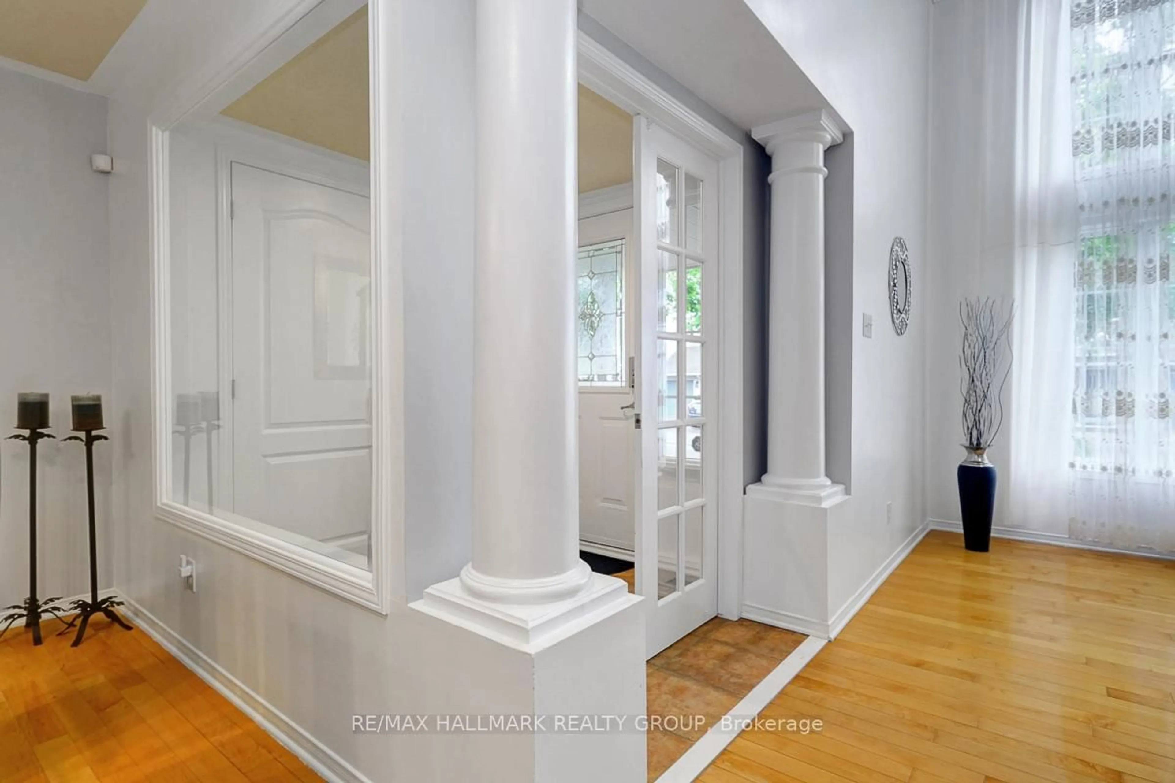 Indoor entryway for 6 Stonepointe Ave, Ottawa Ontario K2G 6G3