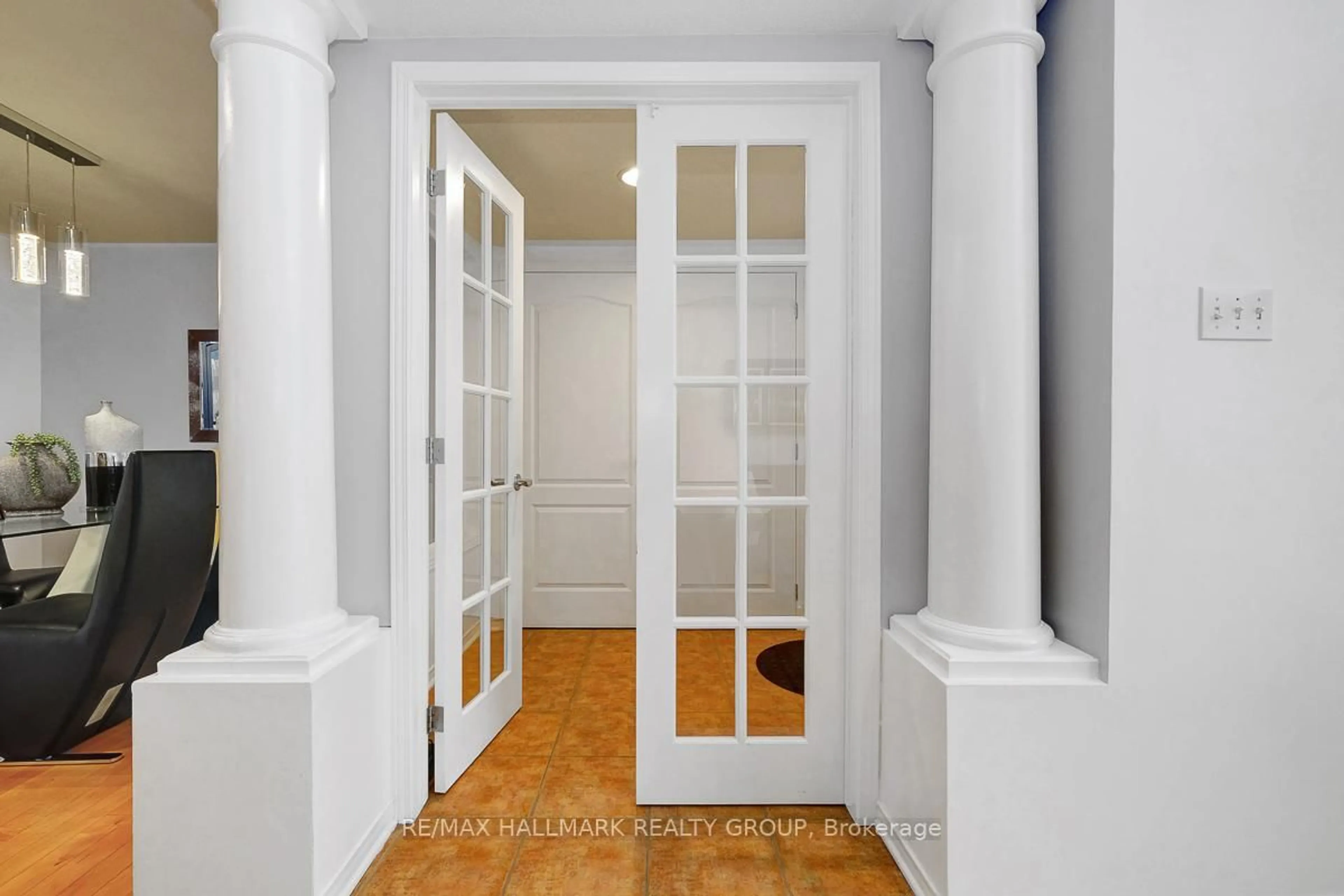 Indoor entryway for 6 Stonepointe Ave, Ottawa Ontario K2G 6G3