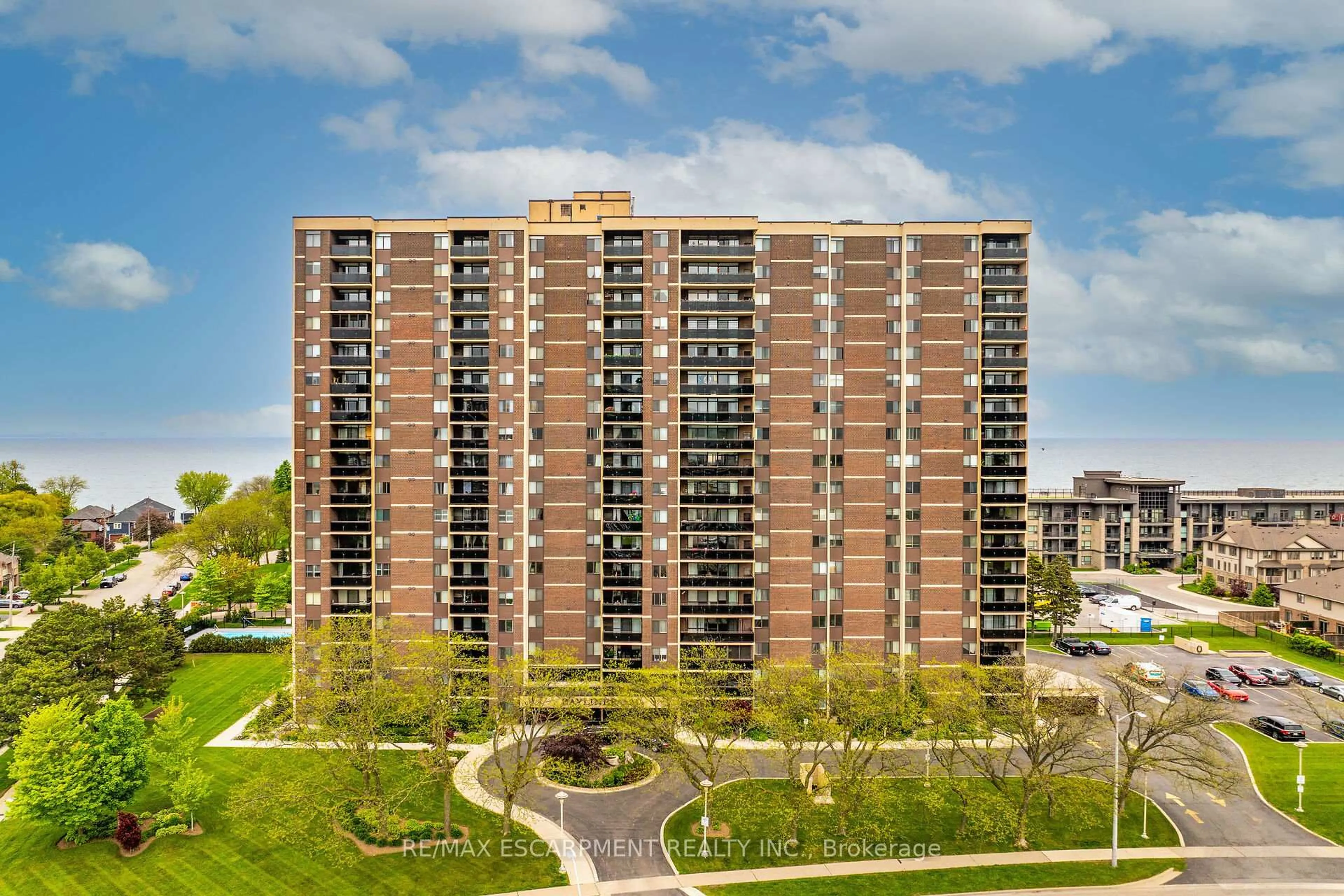 A pic from outside/outdoor area/front of a property/back of a property/a pic from drone, building for 301 Frances Ave #1409, Hamilton Ontario L8E 3W6