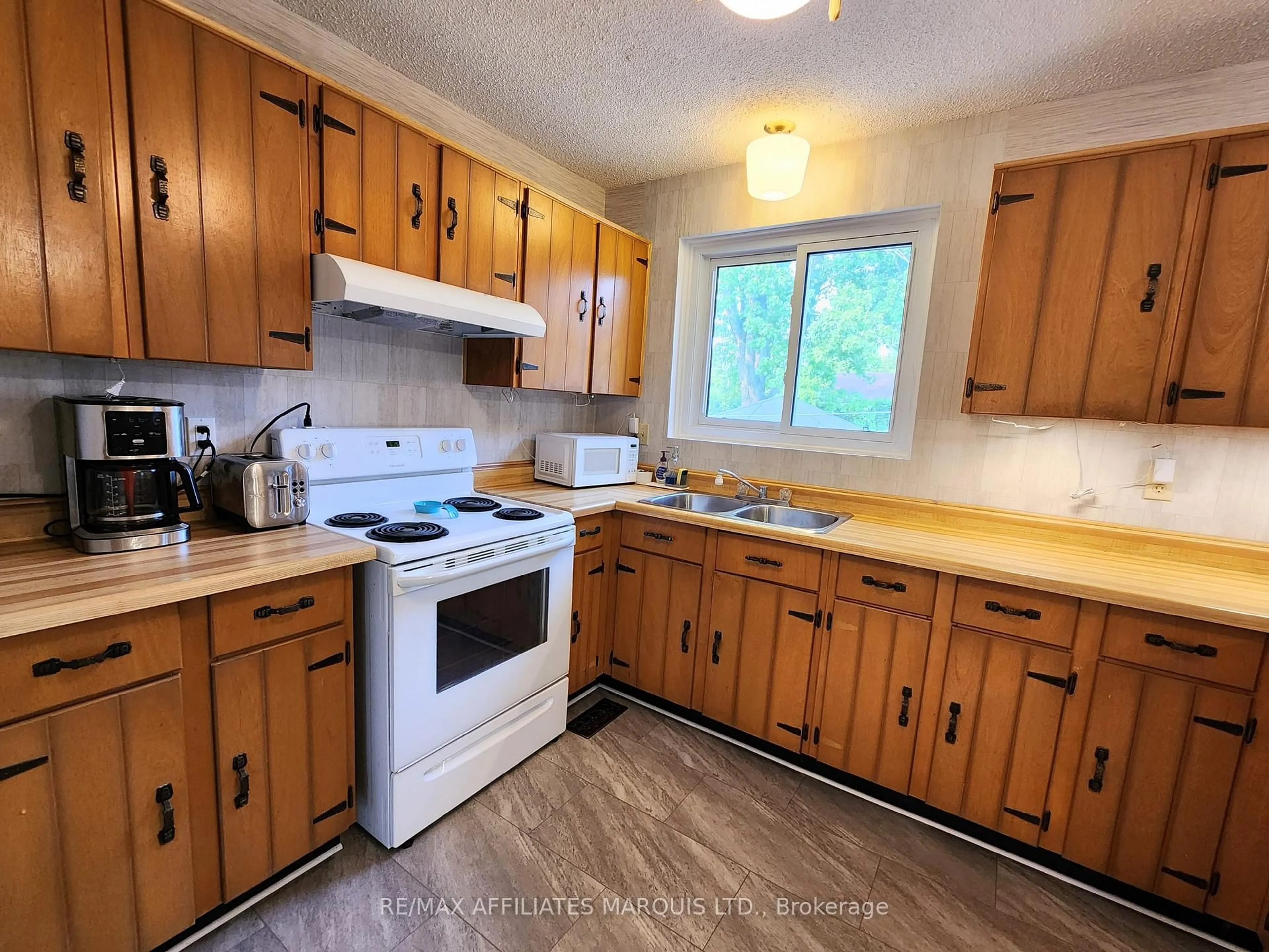 Standard kitchen, wood/laminate floor for 25 Piercy St, South Stormont Ontario K0C 1M0