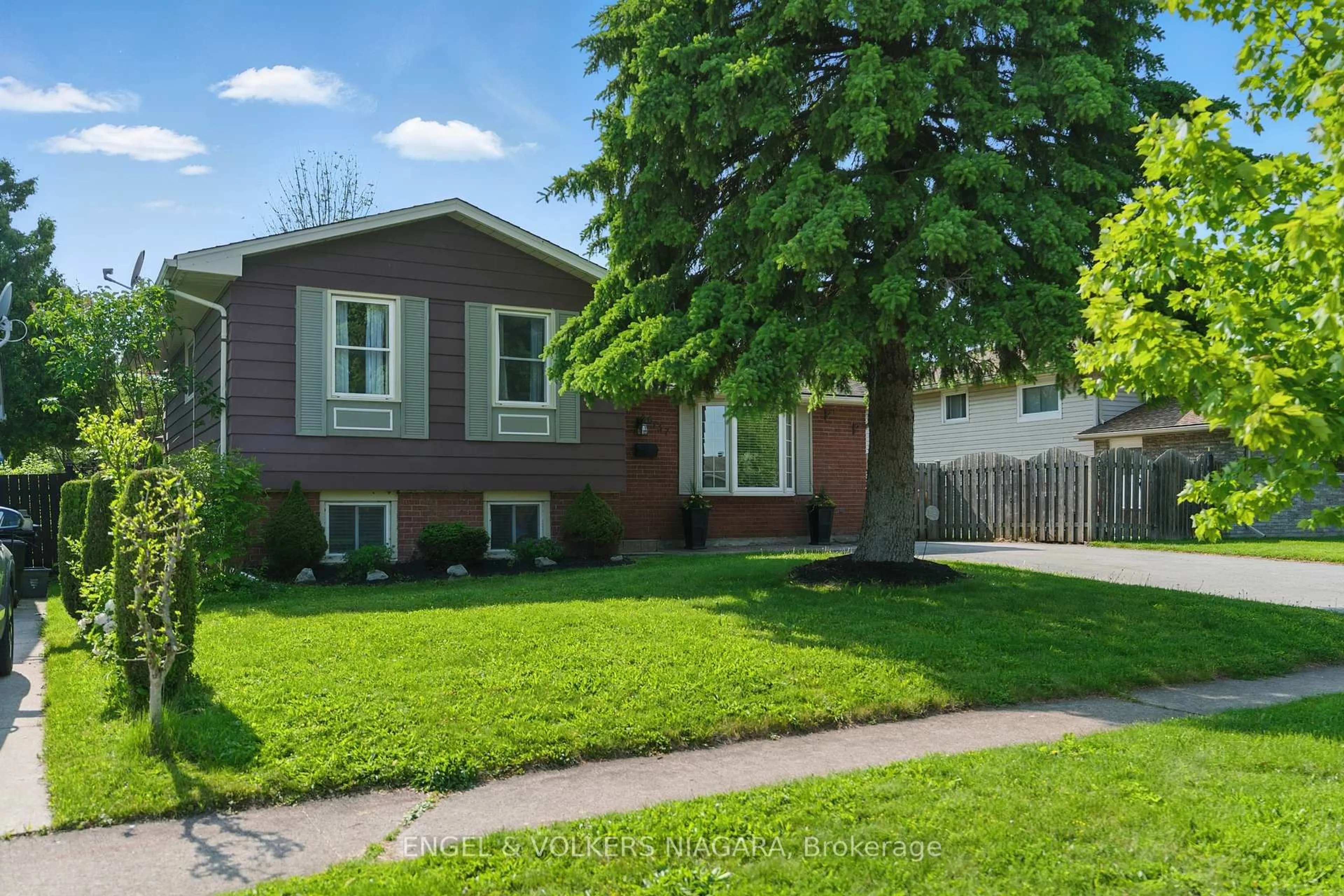 Home with brick exterior material, street for 6137 Kirkland Dr, Niagara Falls Ontario L2H 2A7