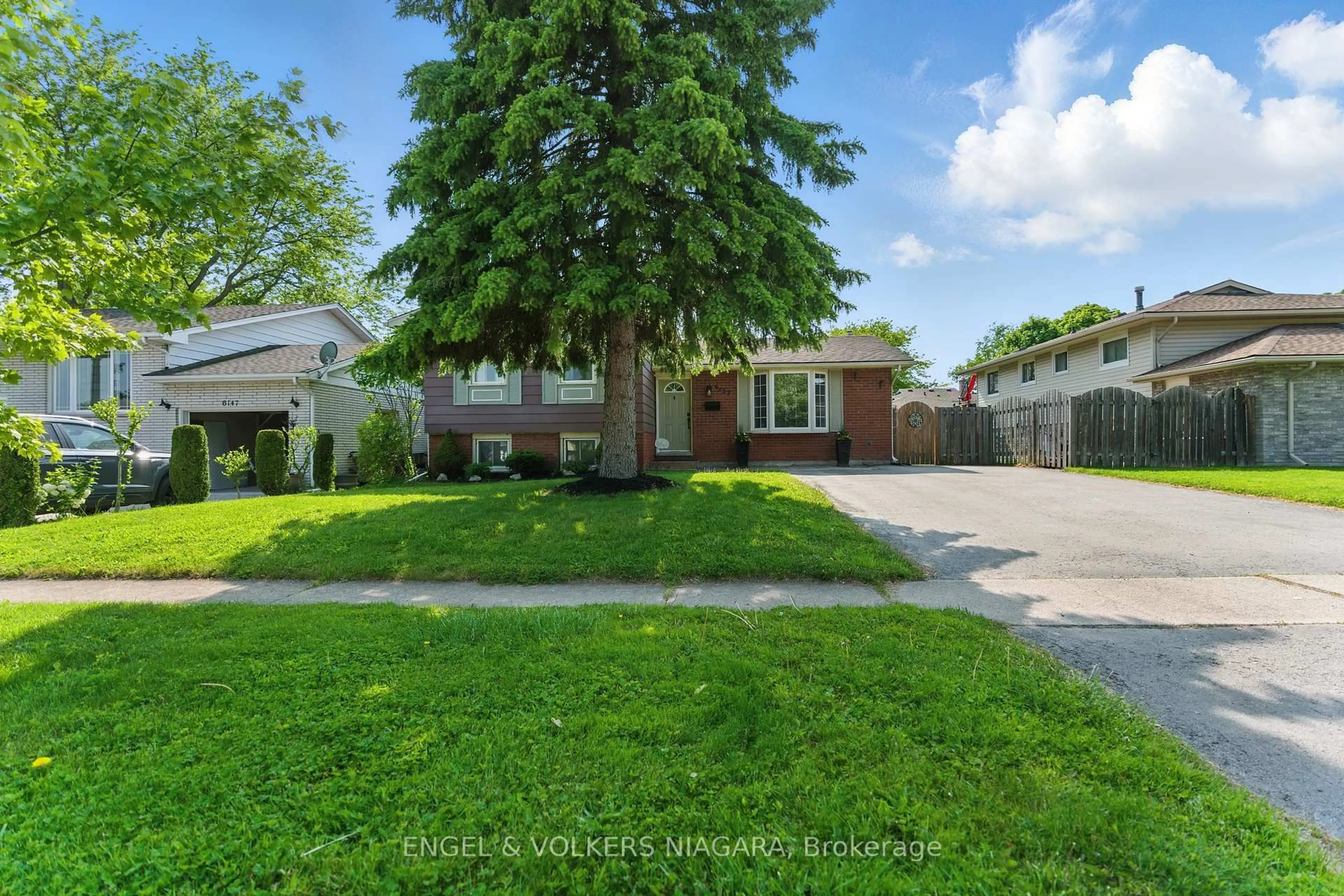 A pic from outside/outdoor area/front of a property/back of a property/a pic from drone, street for 6137 Kirkland Dr, Niagara Falls Ontario L2H 2A7
