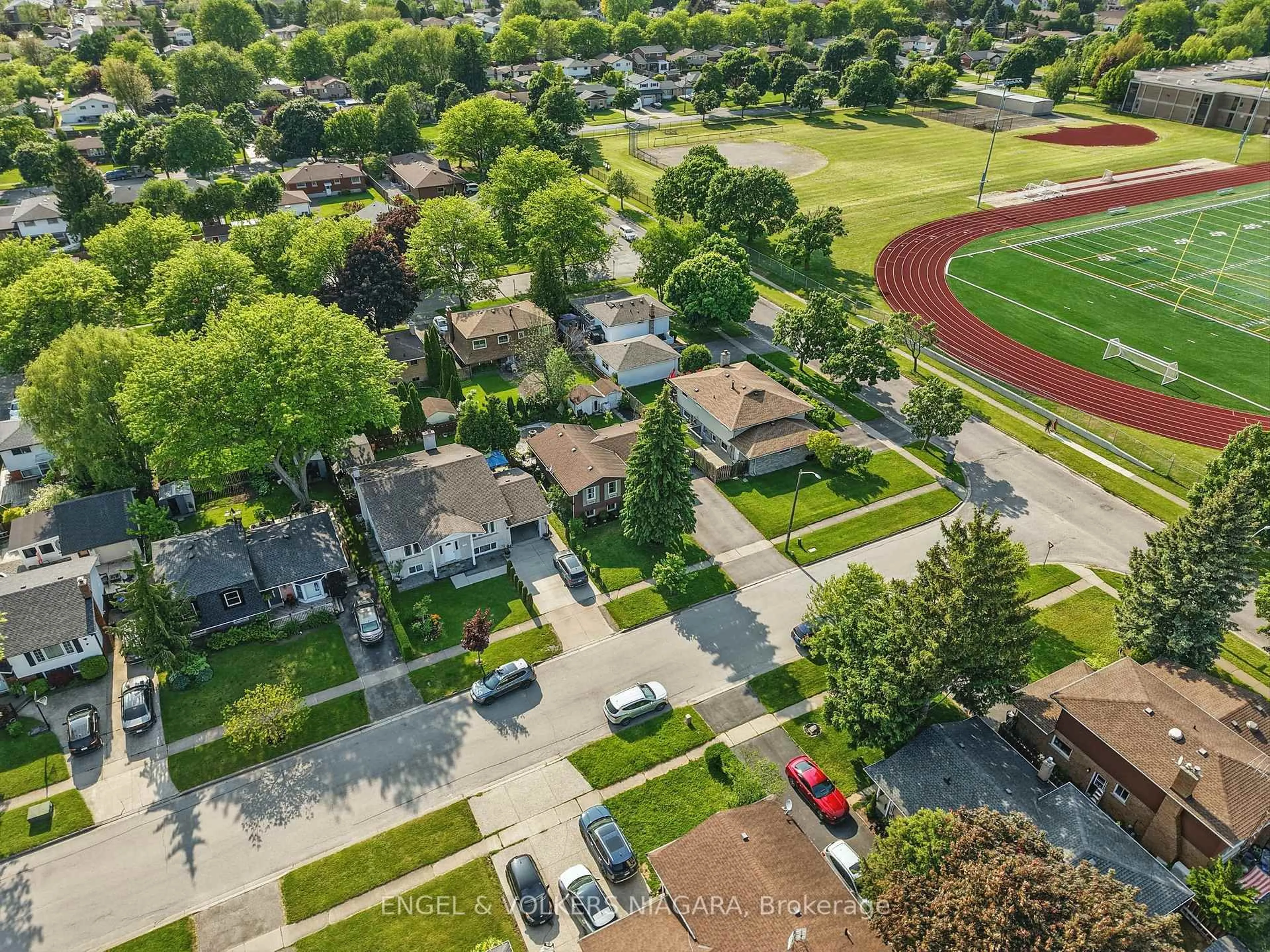 A pic from outside/outdoor area/front of a property/back of a property/a pic from drone, street for 6137 Kirkland Dr, Niagara Falls Ontario L2H 2A7